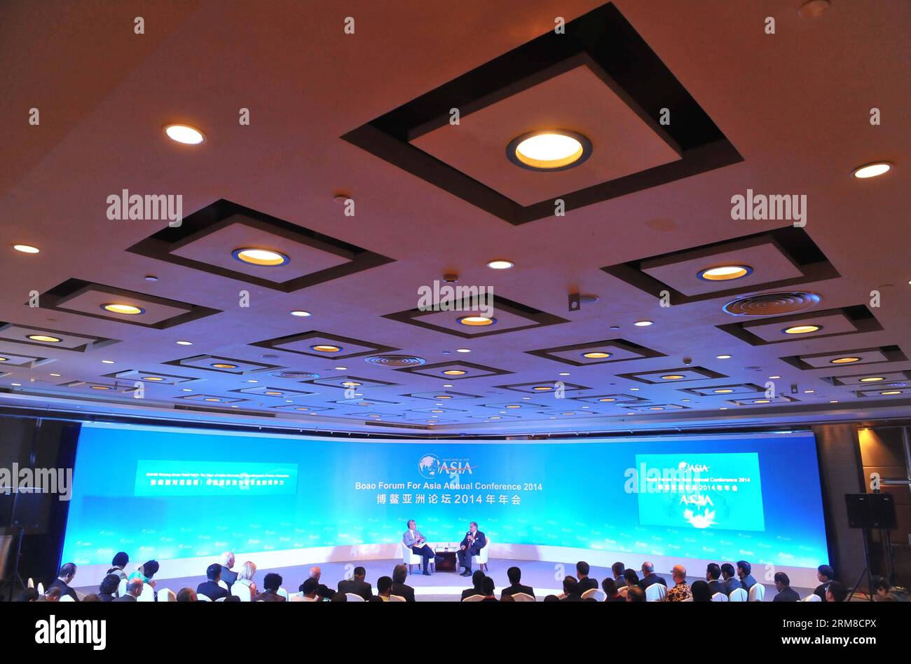 (140409) -- BOAO, 9 avril 2014 (Xinhua) -- Zhang Weiying (L), économiste professionnel de l'Université de Pékin, et Ratan TATA, présidents émérite de l Inde Tata Sons Ltd., assistent au dialogue du Vigor de l économie indienne et de la compétitivité des entreprises indiennes lors de la conférence annuelle 2014 du Forum de Boao pour l Asie (BFA) à Boao, dans la province de Hainan du sud de la Chine, le 9 avril 2014. (Xinhua/Chen Yehua) (wf) CHINA-BOAO-BFA 2014-ZHANG WEIYING-TATA(CN) PUBLICATIONxNOTxINxCHN Boao avril 9 2014 XINHUA Zhang l Economics of Beijing University et Ratan Tata Présidents émérite of India S Tata Sons Ltd Banque D'Images