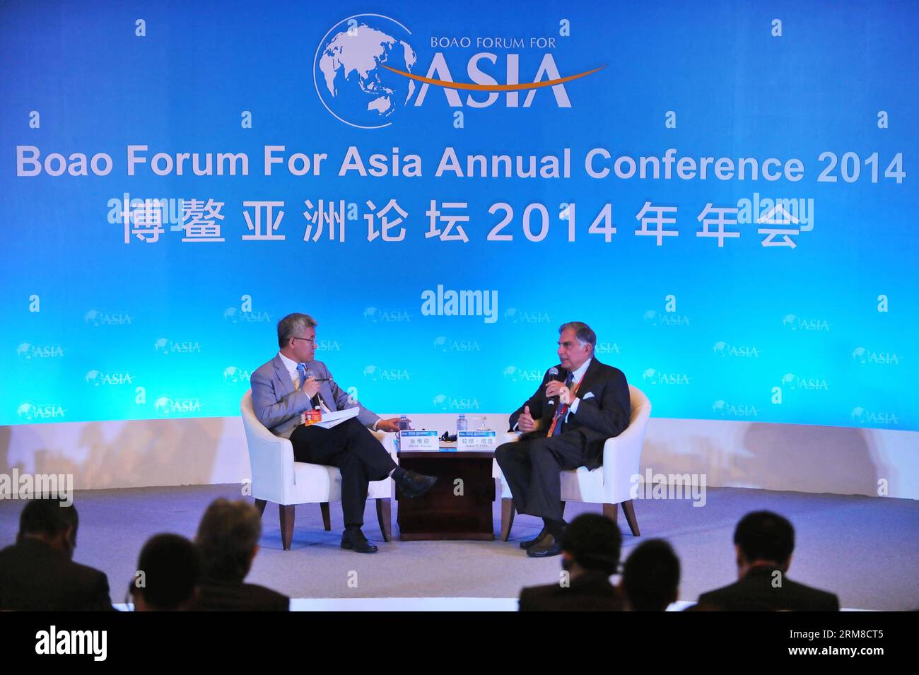 (140409) -- BOAO, 9 avril 2014 (Xinhua) -- Zhang Weiying (L), économiste professionnel de l'Université de Pékin, et Ratan Tata, président émérite de l Inde Tata Sons Ltd., assistent au dialogue du Vigor de l économie indienne et de la compétitivité des entreprises indiennes lors de la conférence annuelle 2014 du Boao Forum for Asia (BFA) à Boao, dans la province de Hainan du sud de la Chine, le 9 avril 2014. (Xinhua/Chen Yehua) (wf) CHINA-BOAO-BFA 2014-ZHANG WEIYING-TATA(CN) PUBLICATIONxNOTxINxCHN Boao avril 9 2014 XINHUA Zhang l Economics de l'Université de Beijing et Ratan Tata Président émérite de l'Inde S Tata Sons Ltd assistent à la Banque D'Images