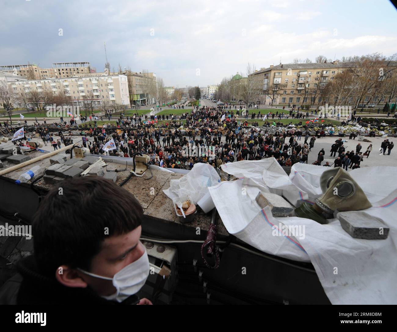 (140409) -- DONETSK, 9 avril 2014 (Xinhua) -- des militants pro-russes se rassemblent devant le bâtiment du gouvernement dans la ville de Donetsk, dans l'est de l'Ukraine, le 9 avril 2014. Un groupe de militants pro-russes, qui avaient saisi des bâtiments gouvernementaux dans la ville de Donetsk, dans l est de l Ukraine, a proclamé lundi l indépendance de la région par rapport à Kiev, ont rapporté les médias locaux. (Xinhua/Dai Tianfang) (djj) UKRAINE-DONETSK-BÂTIMENT DU GOUVERNEMENT PUBLICATIONxNOTxINxCHN Donetsk avril 9 2014 des militants pro russes de XINHUA se réunissent devant le bâtiment du gouvernement en Ukraine Sud ville de Donetsk avril 9 2014 un groupe de pro russes Banque D'Images