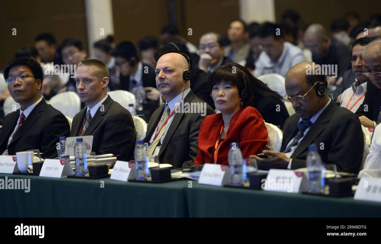 YIWU, les invités prennent part au 5e Forum de l'Alliance d'affaires de commerce électronique de la coopération économique Asie-Pacifique (APEC) à Yiwu, dans la province du Zhejiang de l'est de la Chine, le 10 avril 2014. Le forum avait pour thème le statu quo du commerce électronique et la tendance future dans la région de l'APEC . (Xinhua/Han Chuanhao) (mp) CHINA-ZHEJIANG-YIWU-APEC-FORUM (CN) PUBLICATIONxNOTxINxCHN les invités de Yiwu participent à la 5e coopération économique Asie-Pacifique APEC e Commerce Alliance Forum à Yiwu East China S Zhejiang province avril 10 2014 le Forum sur LE thème DU commerce électronique Status quo et la tendance future dans la région de l'APEC XINHUA Han Chuan Banque D'Images