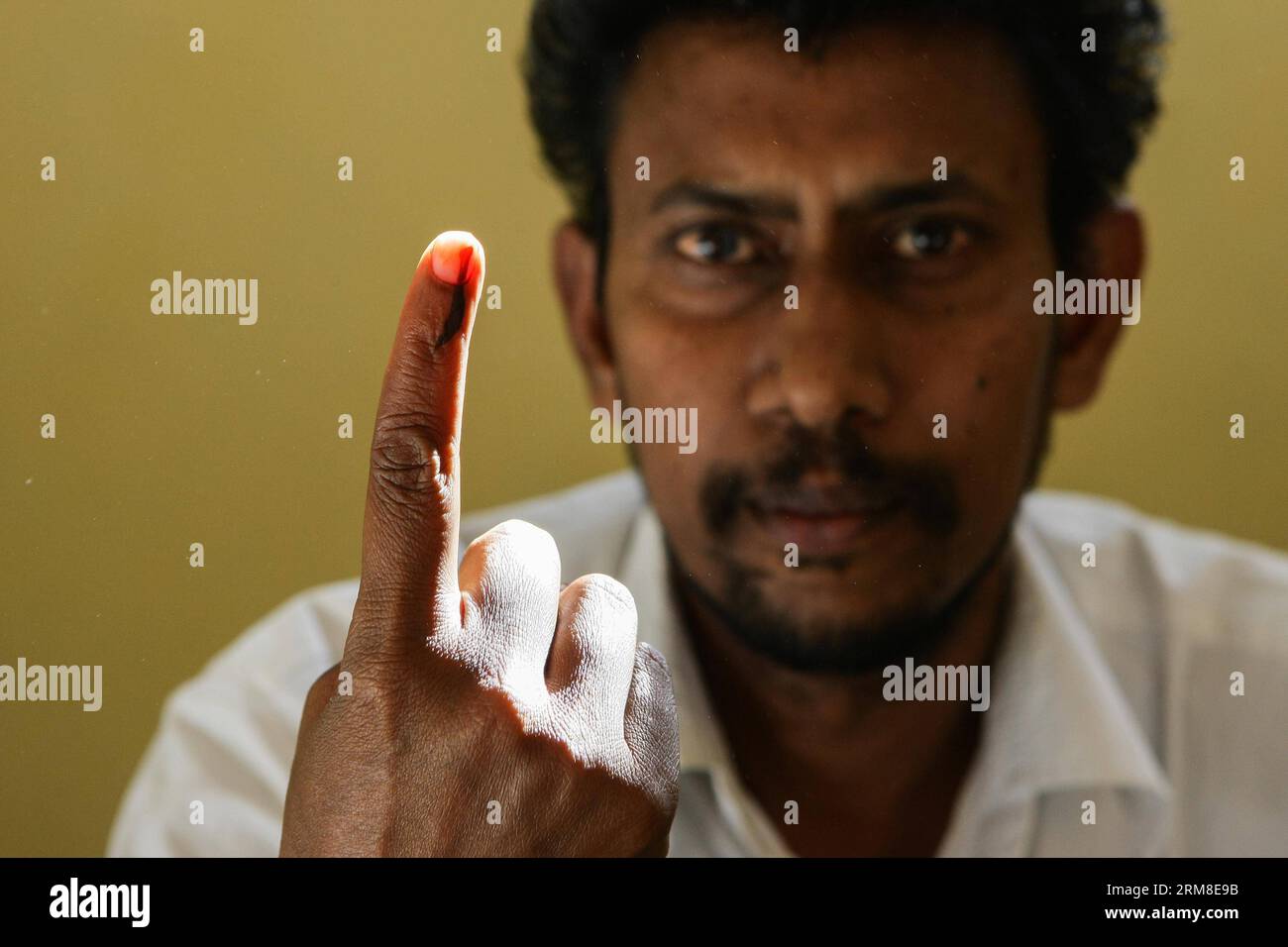 (140410) -- HARYANA, 10 avril 2014 (Xinhua) -- Un électeur montre son doigt encré après avoir voté dans un bureau de vote du village de Sukhrali, dans l'État de Haryana, en Inde, le 10 avril 2014. Le vote est en cours jeudi dans une atmosphère généralement pacifique dans 91 circonscriptions à travers 11 États de l'Inde, y compris la capitale New Delhi, dans la troisième phase des élections législatives considérées comme critiques à la fois pour le parti au pouvoir du Congrès et pour le parti d'opposition Bharatiya Janata Party (BJP). (Xinhua/Zheng Huansong) INDE-HARYANA-ELECTIONS GÉNÉRALES-VOTE PUBLICATIONxNOTxINxCHN 140 410 Haryana avril 10 2014 XINHUA A. Banque D'Images