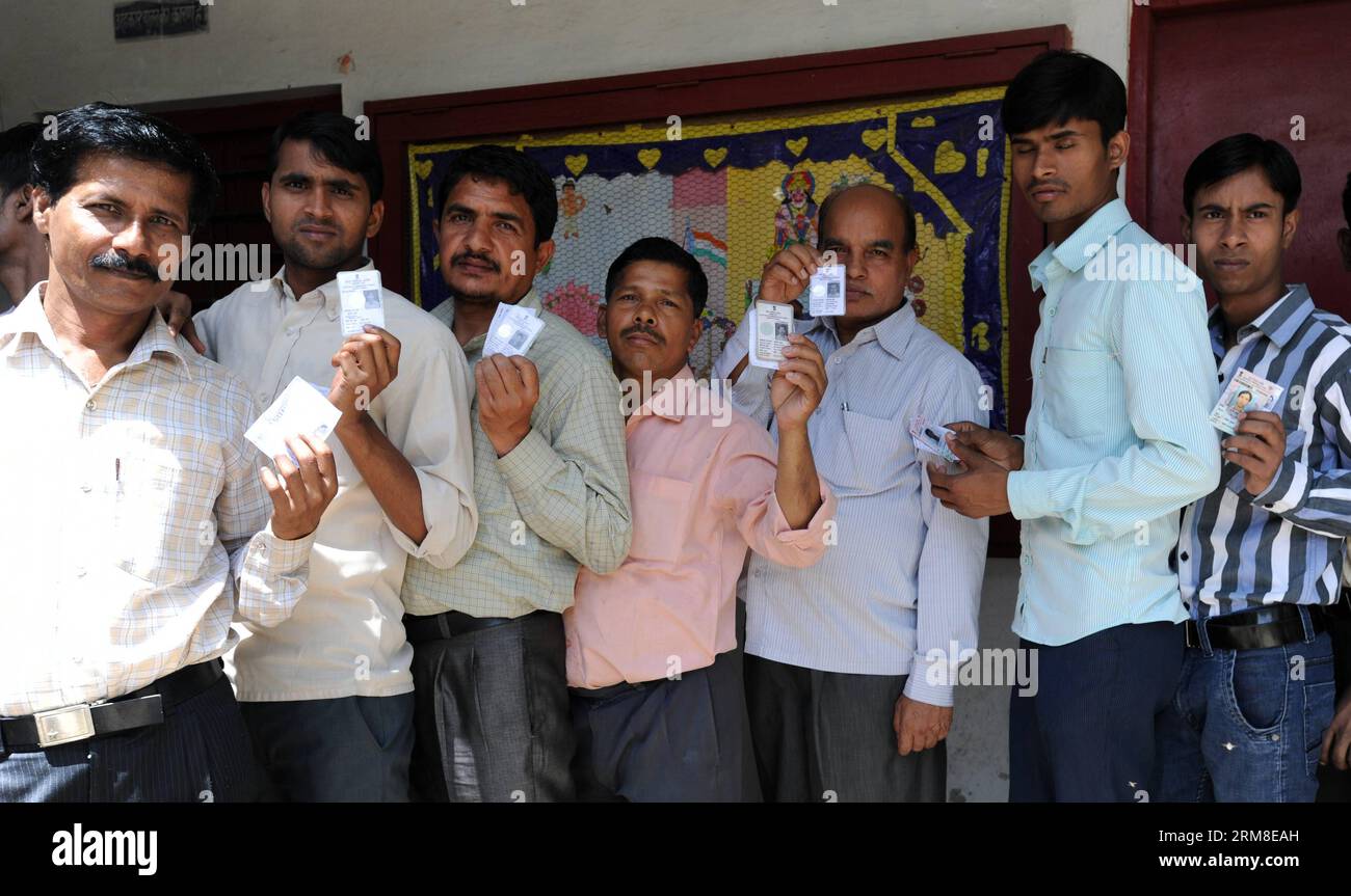 (140410) -- NEW DELHI, 10 avril 2014 (Xinhua) -- les gens montrent leur carte d'identité d'électeur avant de voter dans un bureau de vote à New Delhi, Inde, le 10 avril 2014. Le vote est en cours jeudi dans une atmosphère généralement pacifique dans 91 circonscriptions à travers 11 États de l'Inde, y compris la capitale New Delhi, dans la troisième phase des élections législatives considérées comme critiques à la fois pour le parti au pouvoir du Congrès et pour le parti d'opposition Bharatiya Janata Party (BJP). (Xinhua/Partha Sarkar) INDE-NEW DELHI-ELECTIONS GÉNÉRALES-VOTE PUBLICATIONxNOTxINxCHN 140 410 New Delhi avril 10 2014 XINHUA Celebrit Banque D'Images