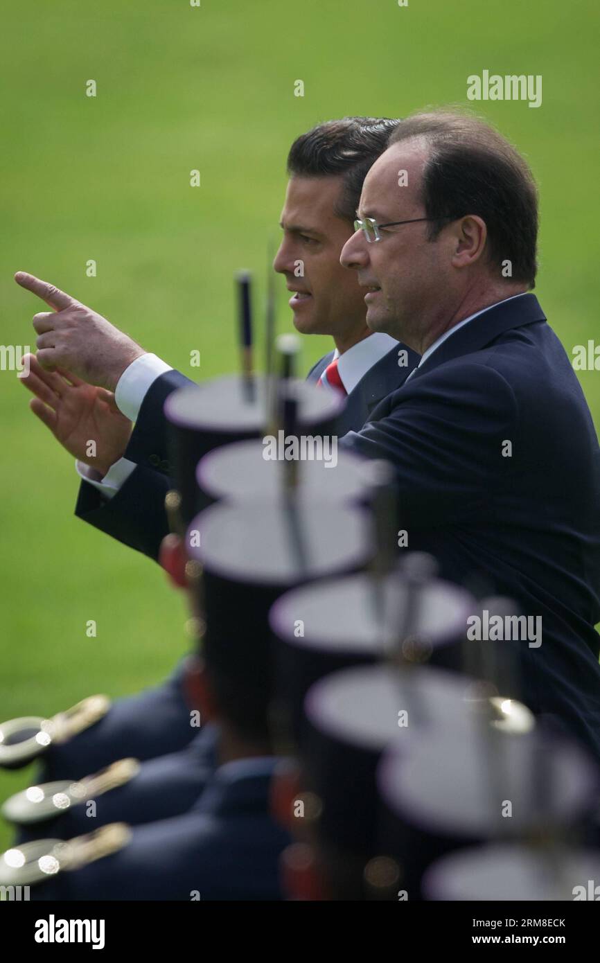 (140410) -- MEXICO, 10 avril 2014 (Xinhua) -- le président mexicain Enrique Pena Nieto (à gauche) et le président français François Hollande participent à la cérémonie d'accueil officielle du dirigeant français, qui s'est tenue à Campo Marte à Mexico, capitale du Mexique, le 10 avril 2014. François Hollande est arrivé pour une visite d’État de 2 jours au Mexique, selon la presse locale. (Xinhua/Pedro Mera) (fnc) MEXICO-MEXICO CITY-FRANCE-VISIT PUBLICATIONxNOTxINxCHN 140 410 Mexico City avril 10 2014 le président MEXICAIN DE XINHUA Enrique Pena Nieto l et le président français François Hollande participent au Cerem d'accueil officiel Banque D'Images