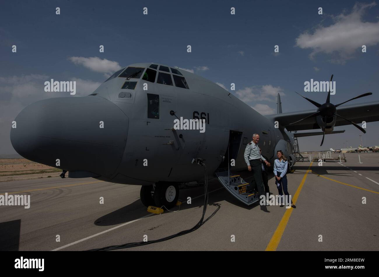 BASE AÉRIENNE de NEVATIM (ISRAËL), le chef d’état-major des Forces de défense israéliennes (Tsahal), Benny Gantz, descend d’un Super Hercules C-130J après une visite à la base aérienne de Nevatim près de Beer Sheva, dans le sud d’Israël, le 9 avril 2014. Le Super Hercules C-130J a été inauguré mercredi dans les rangs de l’armée de l’air israélienne (IAF). L'avion numéro 661, qui a touché le sol à la base aérienne de Nevatim après un vol de 12 heures depuis les États-Unis, est le premier des trois avions de modèle J qu'Israël a commandés à la Lockheed Martin Corporation.Equipé de guerre électronique, de défense et d'autres systèmes et de custom-buil fabriqués par Israël Banque D'Images