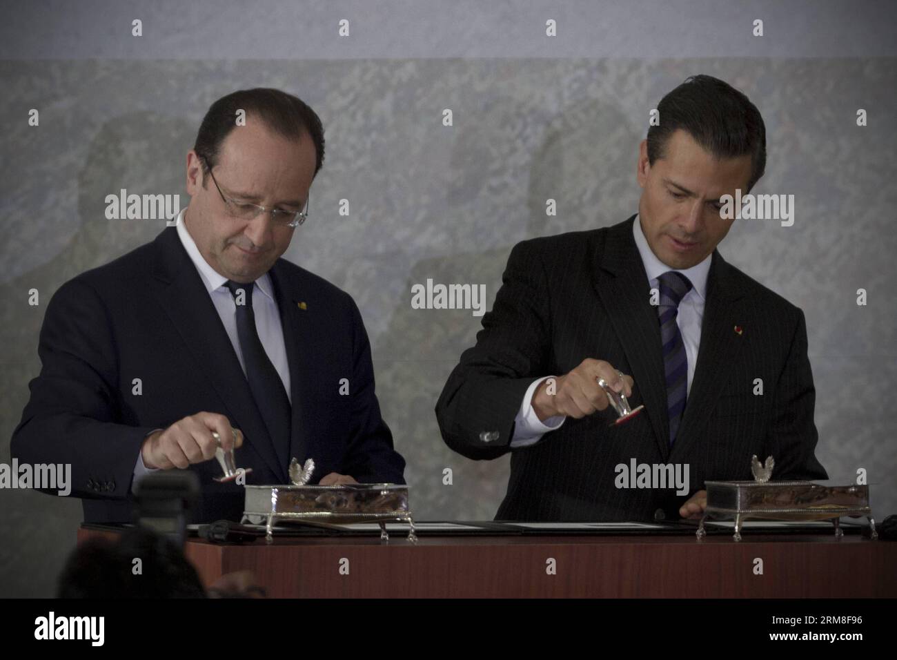 Le président mexicain Enrique Pena Nieto (à droite) et le président français François Hollande présideront la cérémonie d'oblitération de la rencontre entre la France et le Mexique au siège du ministère des Affaires étrangères, à Mexico, capitale du Mexique, le 11 avril 2014. François Hollande est au Mexique pour une visite officielle de deux jours. (Xinhua/Alejandro Ayala) (jg) (fnc) MEXICO-MEXICO CITY-FRANCE-VISIT PUBLICATIONxNOTxINxCHN le président MEXICAIN Enrique Pena Nieto r et le président français François Hollande à l'occasion de la cérémonie d'annulation de la Saint commémorative postale Banque D'Images