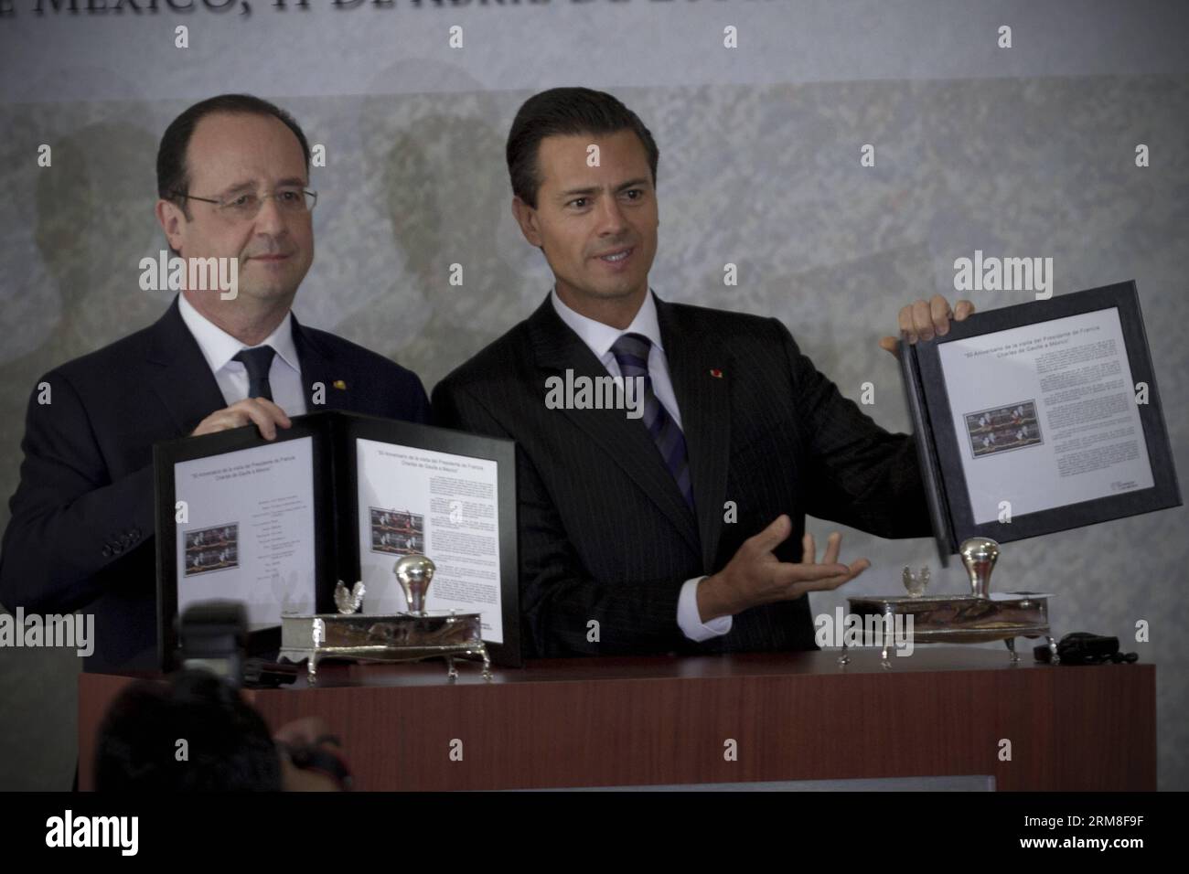 Le président mexicain Enrique Pena Nieto (à droite) et le président français François Hollande présideront la cérémonie d'oblitération de la rencontre entre la France et le Mexique au siège du ministère des Affaires étrangères, à Mexico, capitale du Mexique, le 11 avril 2014. François Hollande est au Mexique pour une visite officielle de deux jours. (Xinhua/Alejandro Ayala) (jg) (fnc) MEXICO-MEXICO CITY-FRANCE-VISIT PUBLICATIONxNOTxINxCHN le président MEXICAIN Enrique Pena Nieto r et le président français François Hollande à l'occasion de la cérémonie d'annulation de la Saint commémorative postale Banque D'Images