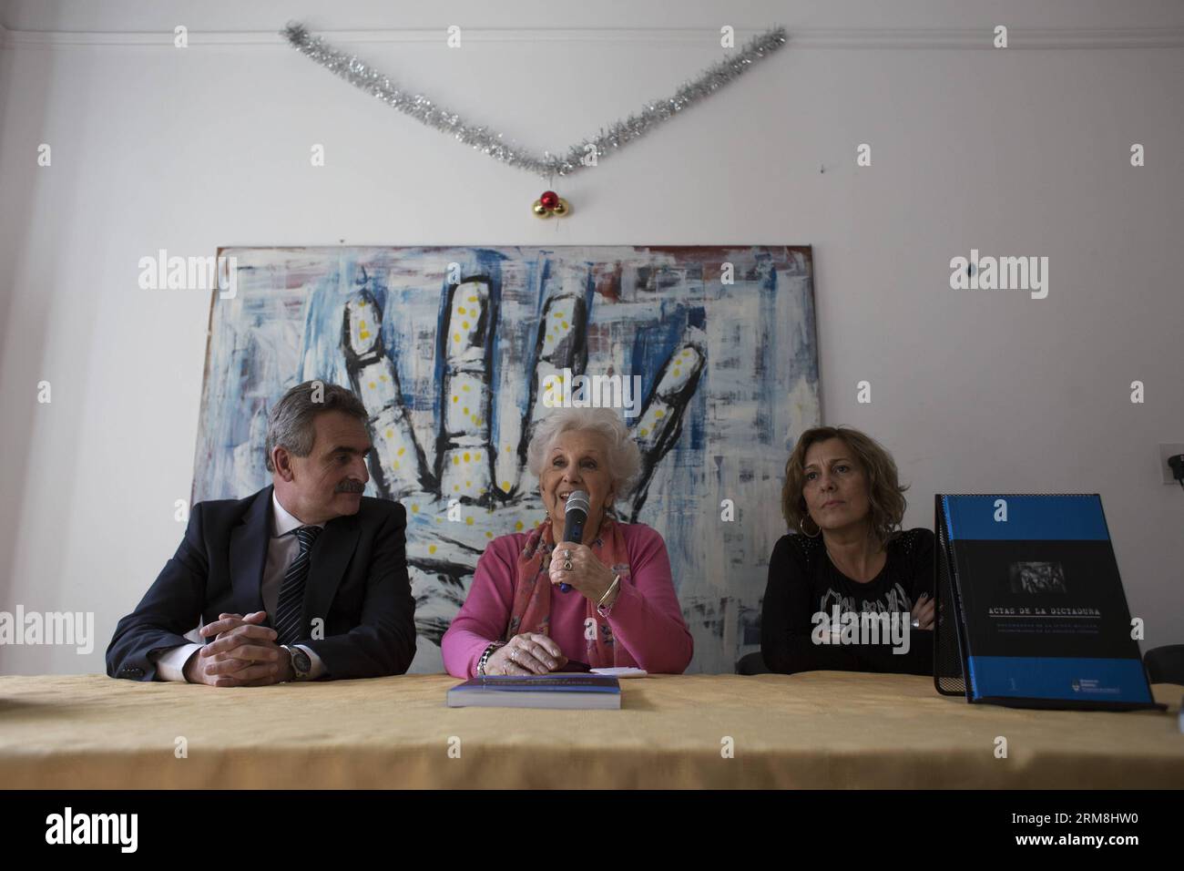 (140415) -- BUENOS AIRES, 15 avril 2014 (Xinhua) -- Estela de Carlotto (C), présidente de l'organisation non gouvernementale Grandmothers of Plaza de Mayo, intervient lors d'une conférence conjointe avec le ministre argentin de la Défense Agustin Rossi (à gauche) et la directrice des droits de l'homme du département de la Défense Stella Segado (à droite) à Buenos Aires, capitale de l'Argentine, le 15 avril 2014. La conférence doit présenter l'édition imprimée de 280 documents appartenant à la dernière période de dictature militaire, qui ont été fondés à la fin de 2013. (Xinhua/Martin Zabala) ARGENTINA-BUENOS AIRES-SOCIETY-RECORDS BLI Banque D'Images