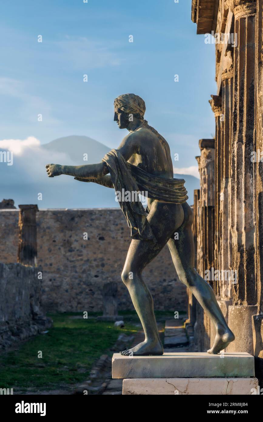 Site archéologique de Pompéi, Campanie, Italie. Le Sanctuaire d'Apollon ou Temple d'Apollon. Santuario di Apollo. Tempio di Apollo. Mont Vésuve i. Banque D'Images