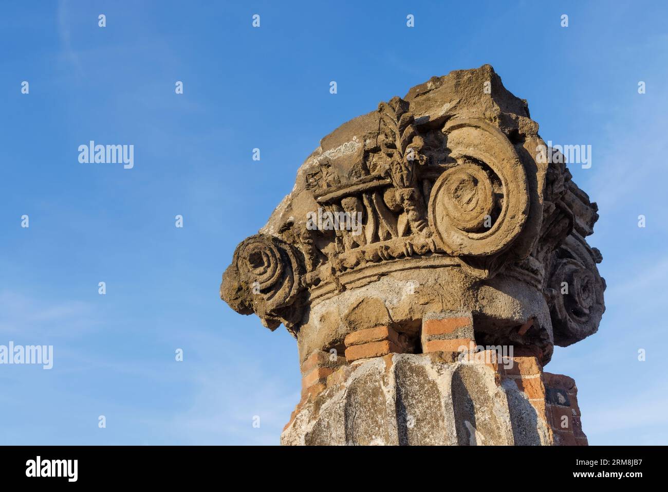 Site archéologique de Pompéi, Campanie, Italie. Capitale de colonne dans la Basilique. La forme est connue sous le nom d'ionique pompéienne et semble être un mélange de Banque D'Images