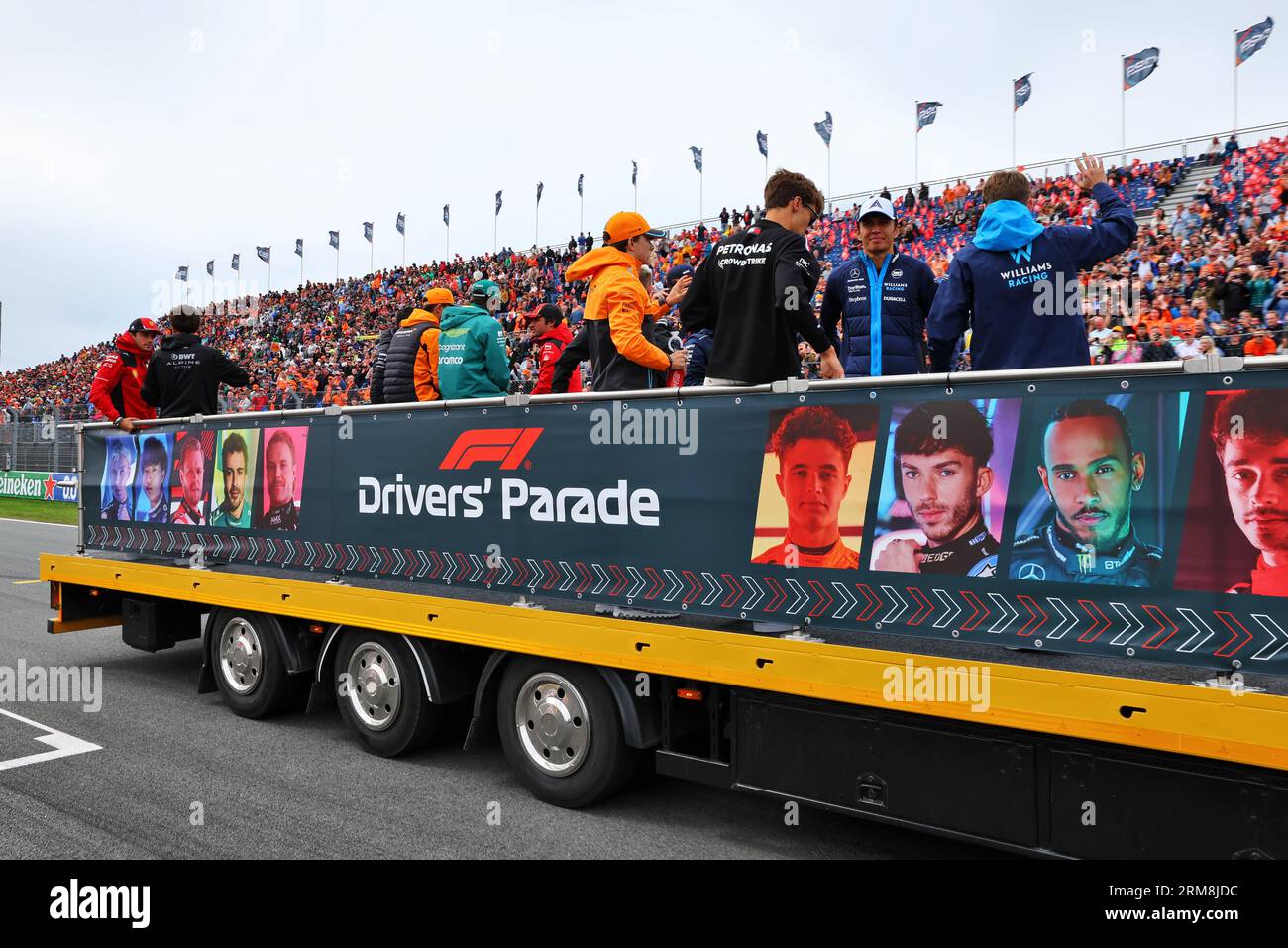 Zandvoort, pays-Bas. 27 août 2023. Défilé des conducteurs. 27.08.2023. Formula 1 World Championship, Rd 14, Grand Prix des pays-Bas, Zandvoort, pays-Bas, jour de la course. Le crédit photo doit se lire : XPB/Press Association Images. Crédit : XPB Images Ltd/Alamy Live News Banque D'Images