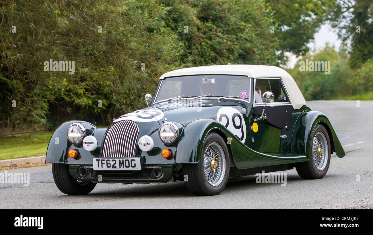 Whittlebury,Northants,UK -Aug 26th 2023 : 2022 Green Morgan plus quatre voitures voyageant sur une route de campagne anglaise Banque D'Images