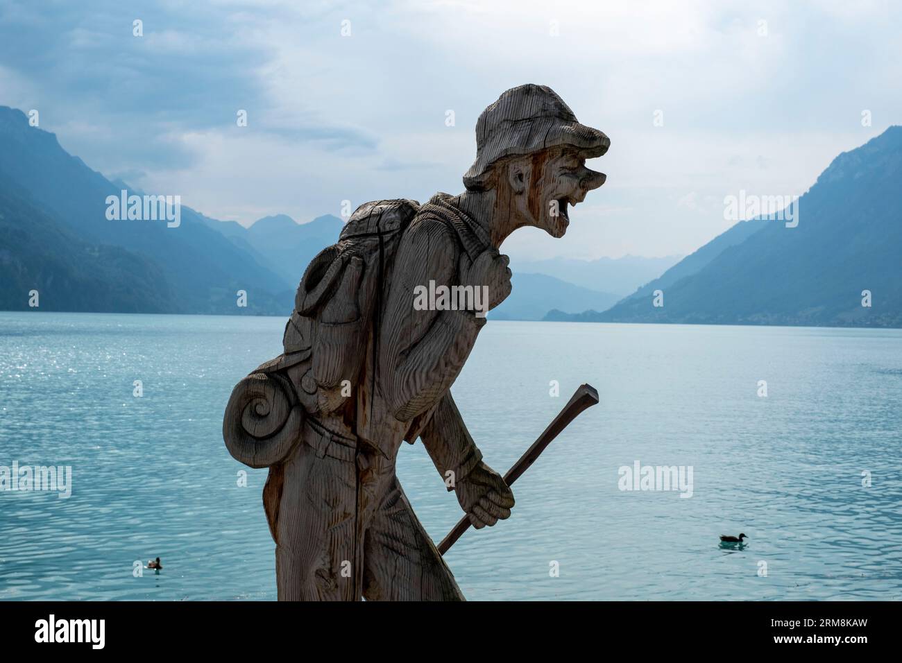 Sculpture en bois d'un randonneur sur les rives du lac de Brienz, Brienz, canton de Berne, Suisse. Banque D'Images