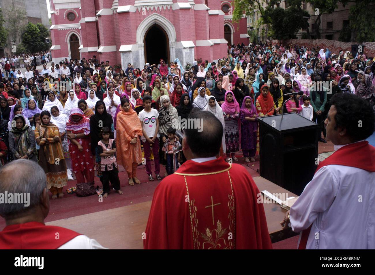 Les chrétiens pakistanais assistent au service du Vendredi Saint à l'église Saint Antoine à Lahore, dans l'est du Pakistan, le 18 avril 2014. Des milliers de chrétiens à travers le monde marquent la semaine Sainte avec une série de rituels profondément symboliques commémorant la crucifixion et la résurrection de Jésus trois jours plus tard, le jour le plus sacré du calendrier chrétien, le dimanche de Pâques. (Xinhua/Jamil Ahmed) PAKISTAN-LAHORE-VENDREDI SAINT PUBLICATIONxNOTxINxCHN les chrétiens pakistanais assistent au service du Vendredi Saint À l'église Saint Antoine dans l'est du Pakistan S Lahore LE 18 2014 avril des milliers de chrétiens du monde entier marquent la semaine Sainte Wi Banque D'Images