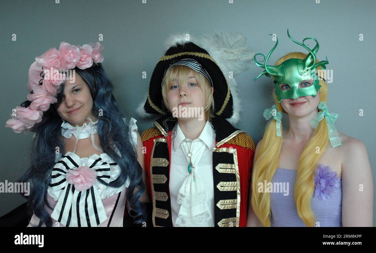 Les gens habillés comme leurs personnages préférés posent lors de la Fan Expo 2014 à Vancouver, Canada, le 18 avril 2014. Fan Expo est une convention annuelle de fans multi-genre, mettant en vedette des bandes dessinées, de la science-fiction / fantasy et du cinéma / télévision et des arts populaires connexes Cette convention est l'une des plus importantes du genre au monde. (Xinhua/Sergei Bachlakov) CANADA-VANCOUVER-FAN EXPO 2014 PUBLICATIONxNOTxINxCHN des célébrités habillées comme leurs personnages préférés posent lors de l'EXPO supporter 2014 à Vancouver Canada avril 18 2014 l'EXPO supporter EST à la Convention annuelle Multi Genre supporter présentant Comic B. Banque D'Images