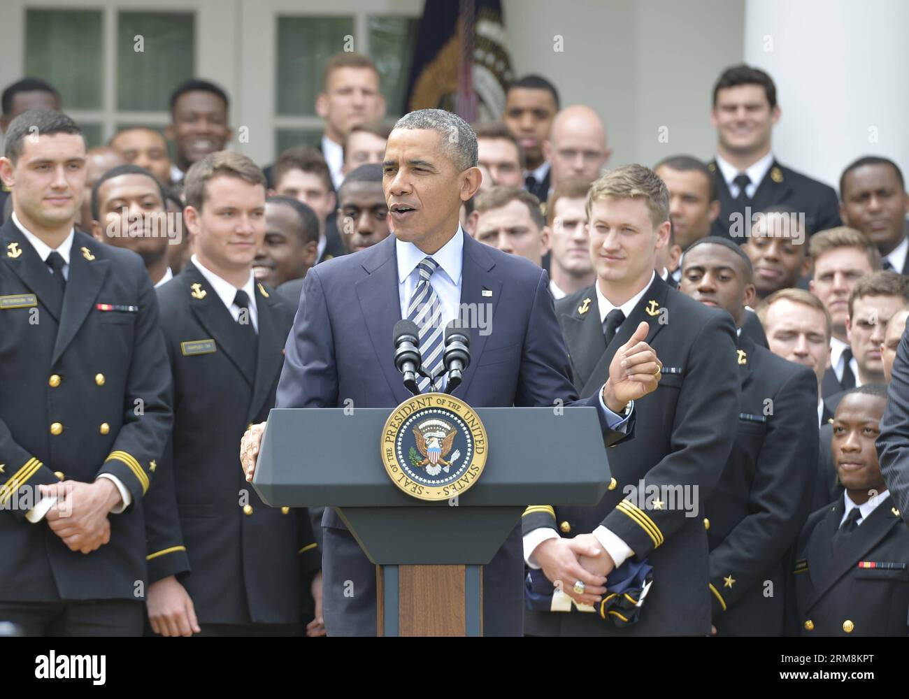 Le président AMÉRICAIN Barack Obama prend la parole lors de la présentation du trophée Commander-in-Chief à l’équipe de football de l’Académie navale américaine à la Maison Blanche à Washington le 18 avril 2014. (Xinhua/Bao Dandan) US-WASHINGTON-OBAMA-NAVY FOOTBALL TEAM PUBLICATIONxNOTxINxCHN le président américain Barack Obama prend la parole lors de la PRÉSENTATION du trophée Commander en chef à l'équipe de football de l'Académie navale américaine de football À la Maison Blanche à Washington avril 18 2014 XINHUA Bao Dandan U.S. Washington Obama Navy football team PUBLICATIONxNOTxINxINxCHN Banque D'Images