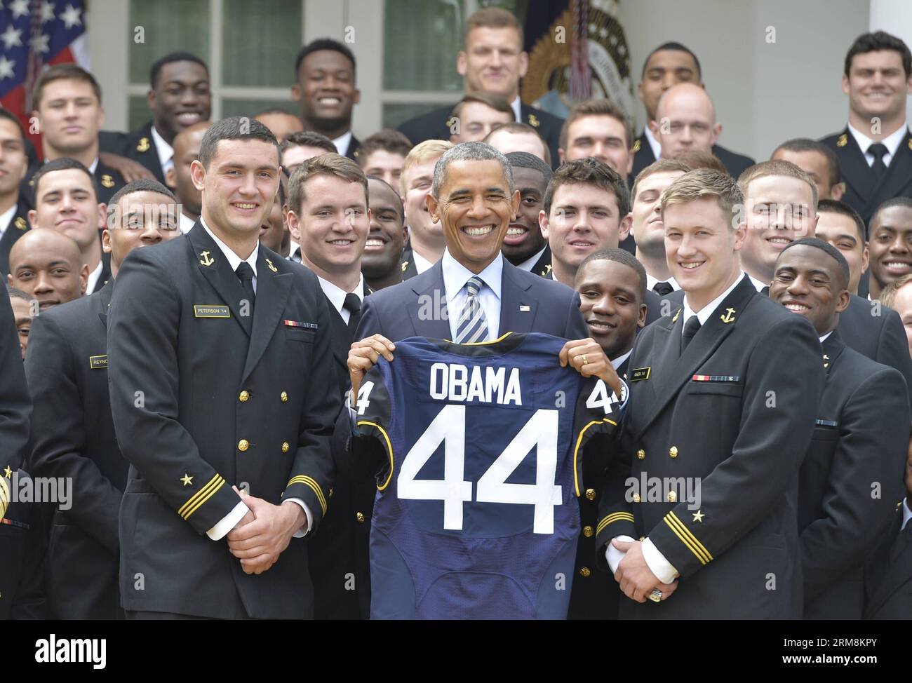 Le président AMÉRICAIN Barack Obama montre un maillot cadeau alors qu’il pose lors de la remise du trophée Commander-in-Chief à l’équipe de football de l’Académie navale américaine à la Maison Blanche à Washington le 18 avril 2014. (Xinhua/Bao Dandan) US-WASHINGTON-OBAMA-NAVY FOOTBALL TEAM PUBLICATIONxNOTxINxCHN le président américain Barack Obama montre un maillot poison alors qu'il pose lors de la PRÉSENTATION du trophée Commander en chef à l'équipe de football de l'Académie navale américaine À la Maison Blanche à Washington avril 18 2014 XINHUA Bao Dandan U.S. Washington Obama Navy football Team PUBLICATIONxNOTxINxCHN Banque D'Images
