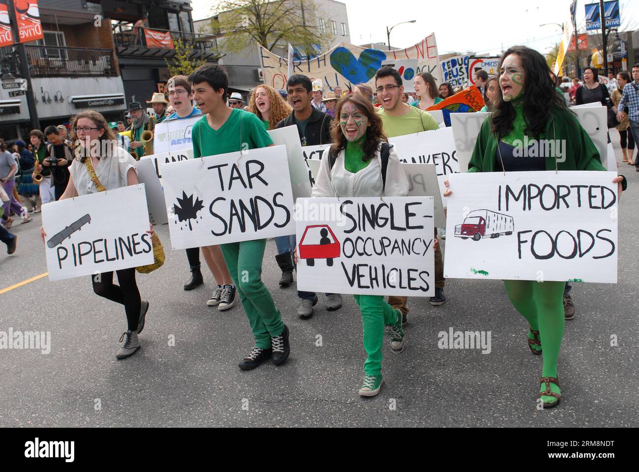 (140421) -- VANCOUVER, 21 avril 2014 (Xinhua) -- les gens défilent lors du défilé annuel du jour de la Terre à Vancouver, Canada, le 21 avril 2014. La parade du jour de la Terre a été organisée par un groupe d’élèves du secondaire qui s’appellent Youth 4 Climate Justice Now afin d’attirer l’attention du gouvernement sur les questions environnementales et de faire plus pour laisser aux jeunes un monde durable à hériter. (Xinhua/Sergei Bachlakov) CANADA-VANCOUVER-EARTH DAY PARADE PUBLICATIONxNOTxINxCHN Vancouver 21 2014 avril les célébrités XINHUA défilent lors du défilé annuel du jour de la Terre à Vancouver Canada LE 21 2014 avril Banque D'Images