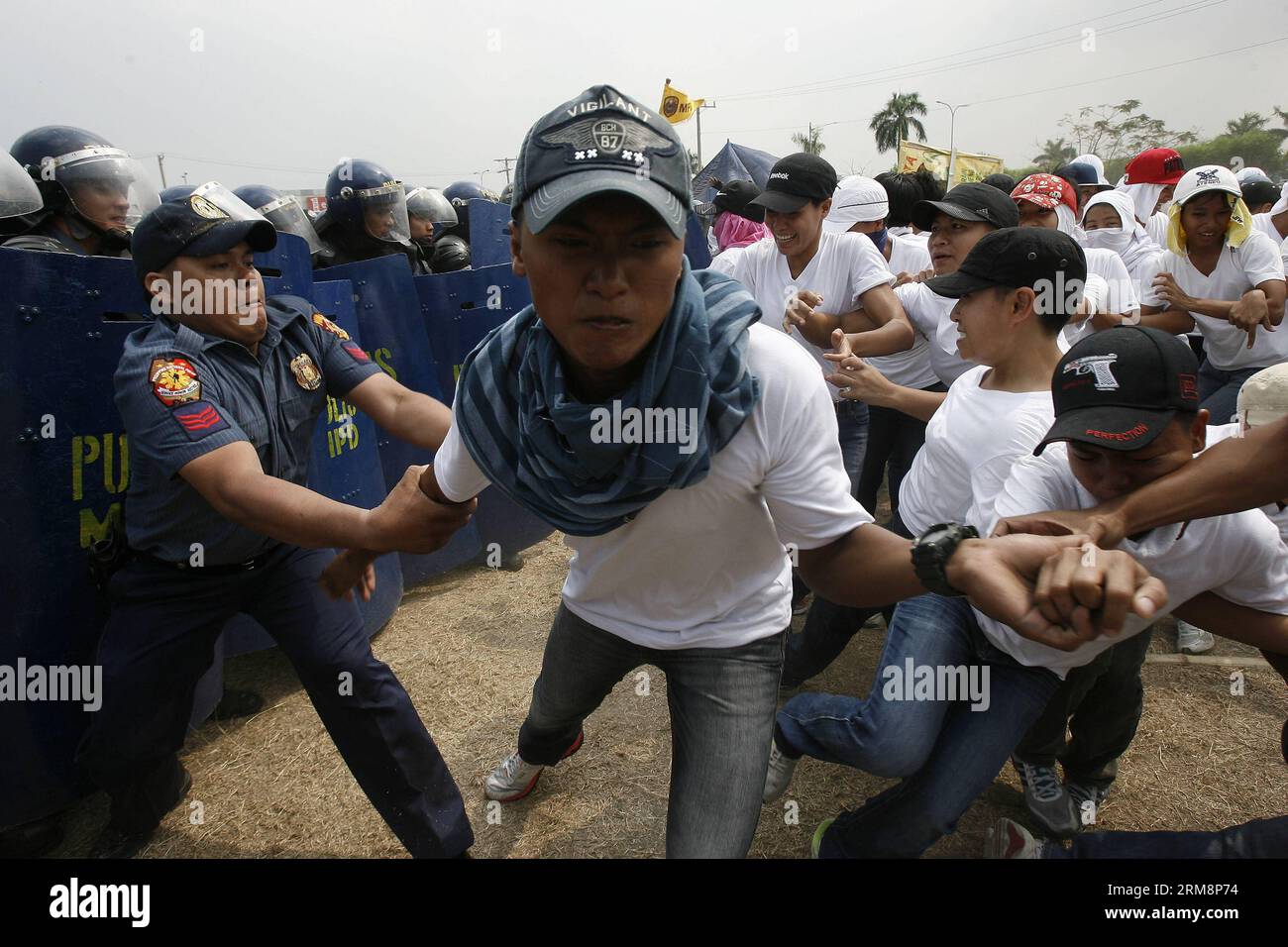 (140423) -- PASAY CITY, 23 avril 2014 (Xinhua) -- des activistes factices se disputent avec des policiers lors du concours de gestion des troubles civils de la police nationale philippine (PNP-CDM) à Pasay City, Philippines, 23 avril 2014. Les membres de la police nationale philippine (PNP) se préparent pour les rassemblements de protestation d'une semaine contre la visite d'État du président américain Barack Obama du 28 avril 2014. (Xinhua/Rouelle Umali) PHILIPPINES-PASAY CITY-POLICE COMPETITION PUBLICATIONxNOTxINxCHN Pasay City avril 23 2014 XINHUA Mock militants se disputent avec des policiers pendant le Disturb civil de la police nationale philippine Banque D'Images