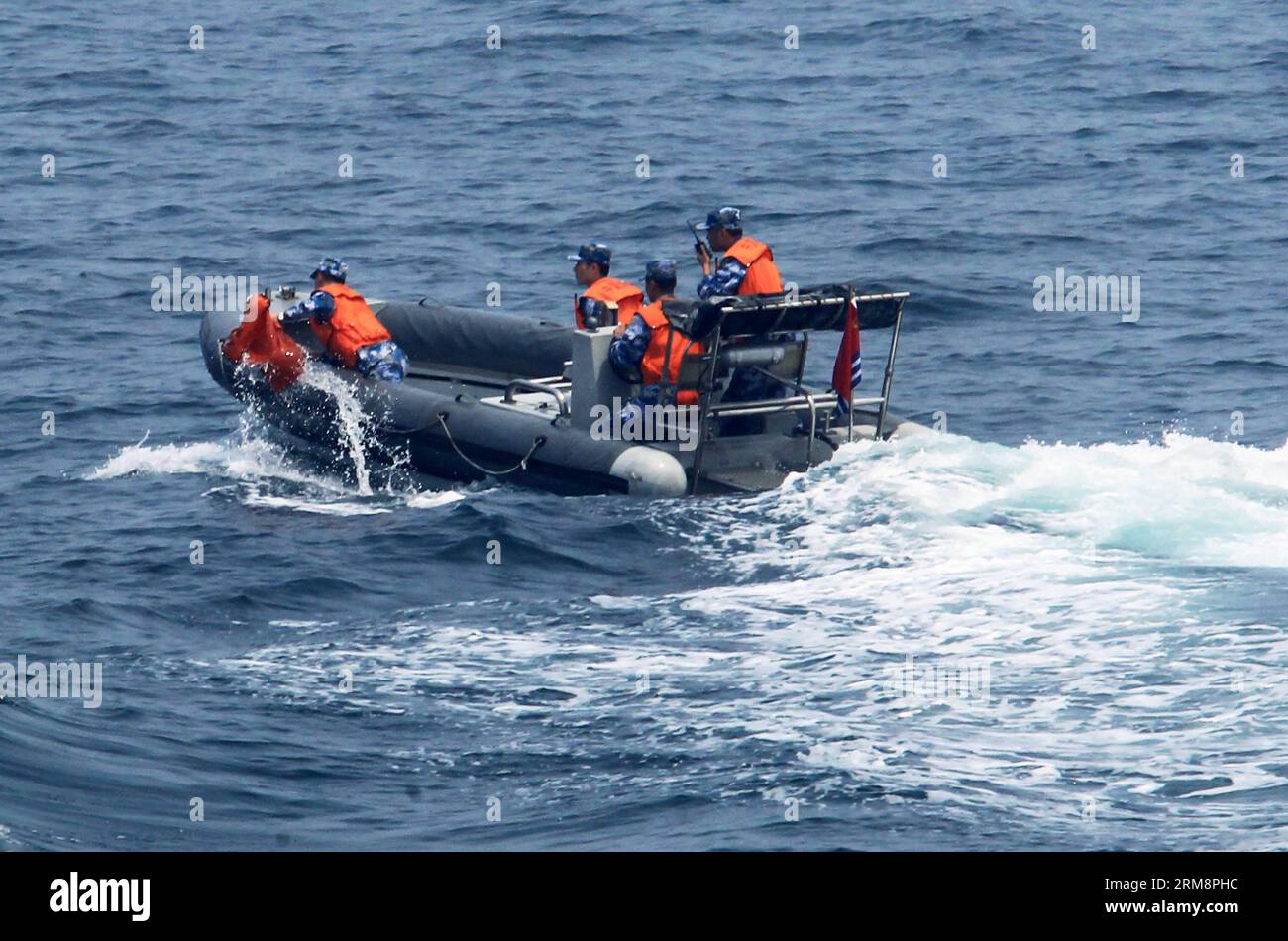 (140423) -- QINGDAO, 23 avril 2014 (Xinhua) -- des sauveteurs chinois recherchent des flottements suspects lors des exercices maritimes multipays au large de Qingdao, dans la province du Shandong, dans l est de la Chine, le 23 avril 2014. Dix-neuf navires, sept hélicoptères et corps maritimes de huit pays, dont la Chine, le Bangladesh, le Pakistan, Singapour, l'Indonésie, l'Inde, la Malaisie et le Brunei ont été organisés en trois groupes de travail pour mener les exercices baptisés coopération maritime - 2014 . (Xinhua/Zha Chunming) (mp) CHINE-QINGDAO-EXERCICES MARITIMES MULTI-PAYS (CN) PUBLICATIONxNOTxINxCHN Qingdao avril 23 2014 X Banque D'Images