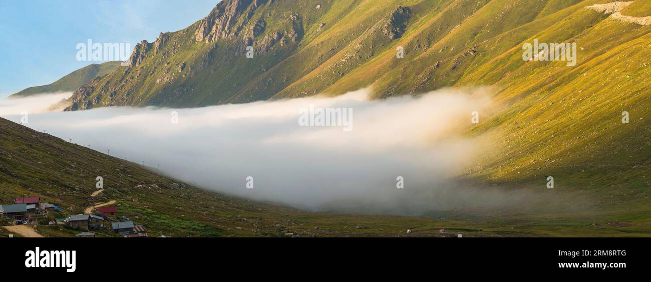 Les nuages de moment entrent dans la vallée de Palovit dans la région de la mer Noire en Turquie Banque D'Images