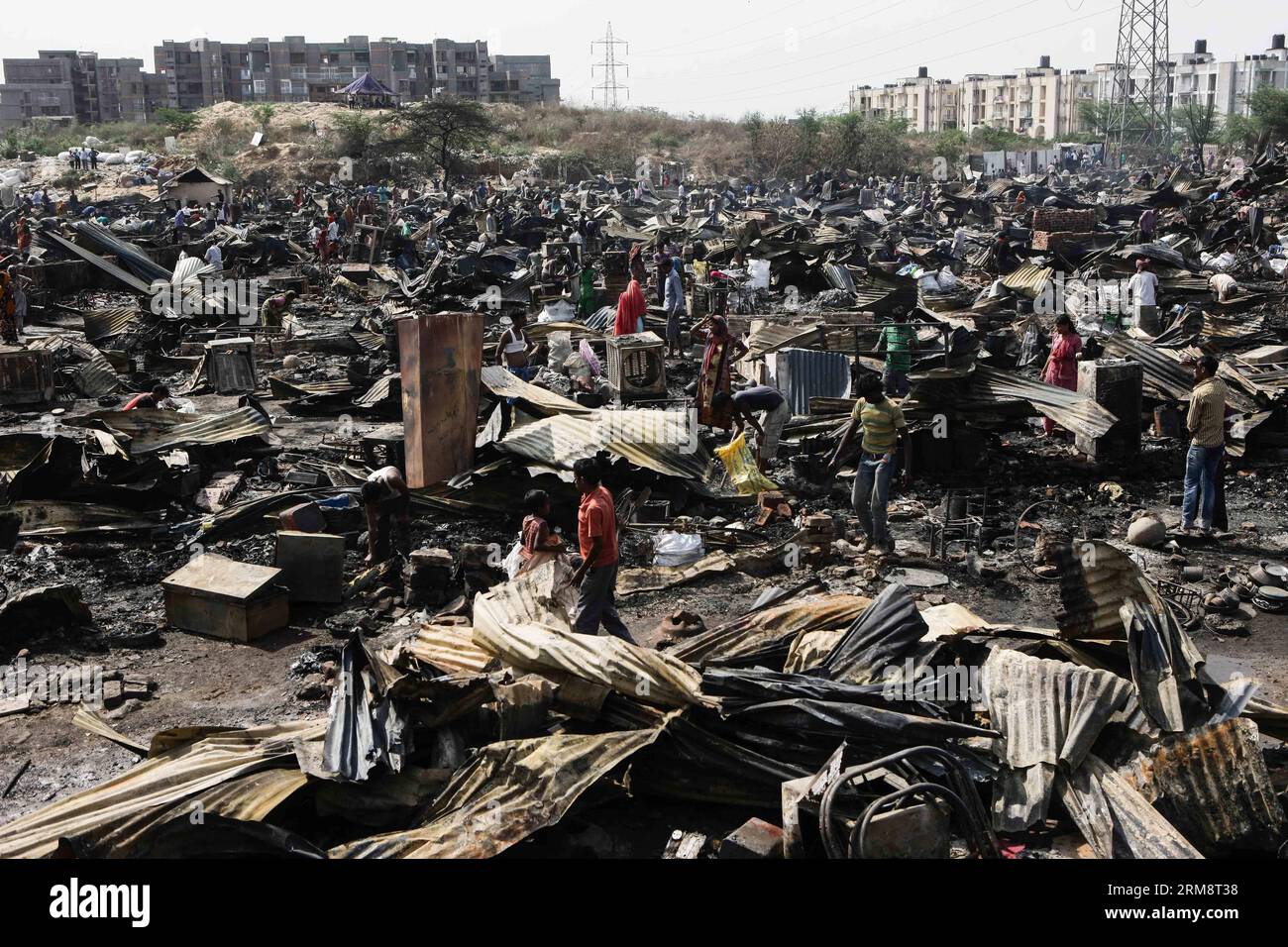 (140425) -- NEW DELHI, 25 avril 2014 (Xinhua) -- des résidents cherchent leurs effets personnels après un incendie dans un bidonville dans la région de Vasant Kunj, au sud de New Delhi, en Inde, le 25 avril 2014. Le feu a ravagé environ 500 hutements, a déclaré un fonctionnaire. Aucune victime ni blessé n ' a été signalé jusqu ' à présent. (Xinhua/Zheng Huansong) INDE-NEW DELHI-TAUDIS-FIRE PUBLICATIONxNOTxINxCHN New Delhi avril 25 2014 les résidents de XINHUA cherchent leur appartenance après un incendie dans un bidonville dans le sud de New Delhi S Vasant Area Inde LE 25 2014 avril l'incendie a dévasté autour de 500 à Official Said No Calcua été signalé Banque D'Images