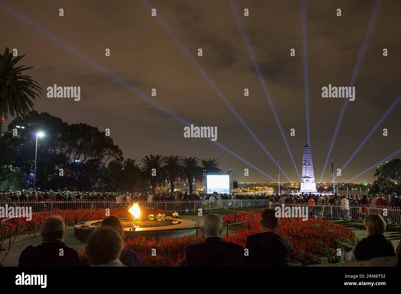 (140425) -- PERTH, 25 avril 2014 (Xinhua) -- les gens se rassemblent devant le cénotaphe de King s Park lors du service ANZAC Day Dawn à Perth, Australie occidentale, le 25 avril 2014. Au milieu du ciel sombre et du premier avant-goût de l hiver, des milliers d Australiens ordinaires ont déposé des couronnes lors de centaines de services solennels à travers le pays pour commémorer les hommes et les femmes qui ont servi et qui sont morts dans les guerres pour la journée ANZAC, la fête nationale non officielle du pays. (Xinhua/Justin Qian) (lmz) AUSTRALIA-PERTH-ANZAC DAY PARADE PUBLICATIONxNOTxINxCHN Perth avril 25 2014 les célébrités XINHUA se rassemblent devant le cénotaphe de Banque D'Images