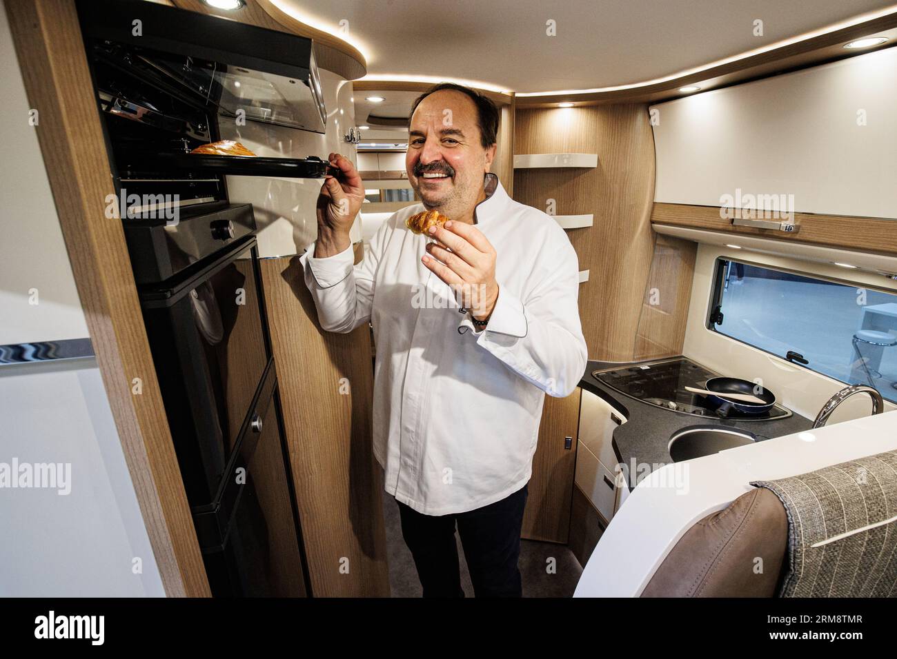 27.08.2023. Düsseldorf. Starkoch Johann Lafer am Stand von Malibu auf der Düsseldorfer Messe Caravan salon 2023. Banque D'Images