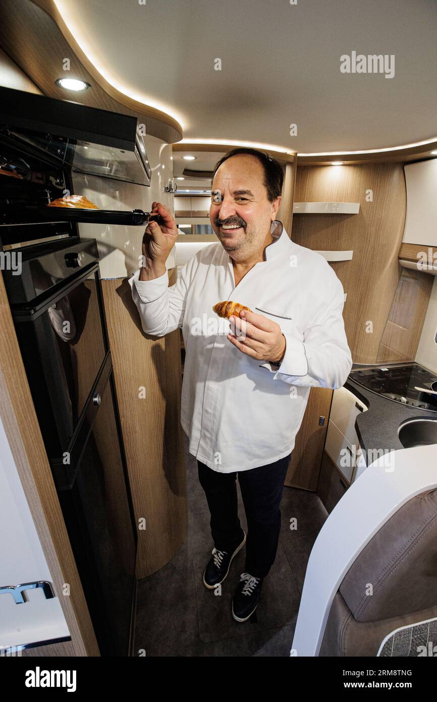 27.08.2023. Düsseldorf. Starkoch Johann Lafer am Stand von Malibu auf der Düsseldorfer Messe Caravan salon 2023. Banque D'Images