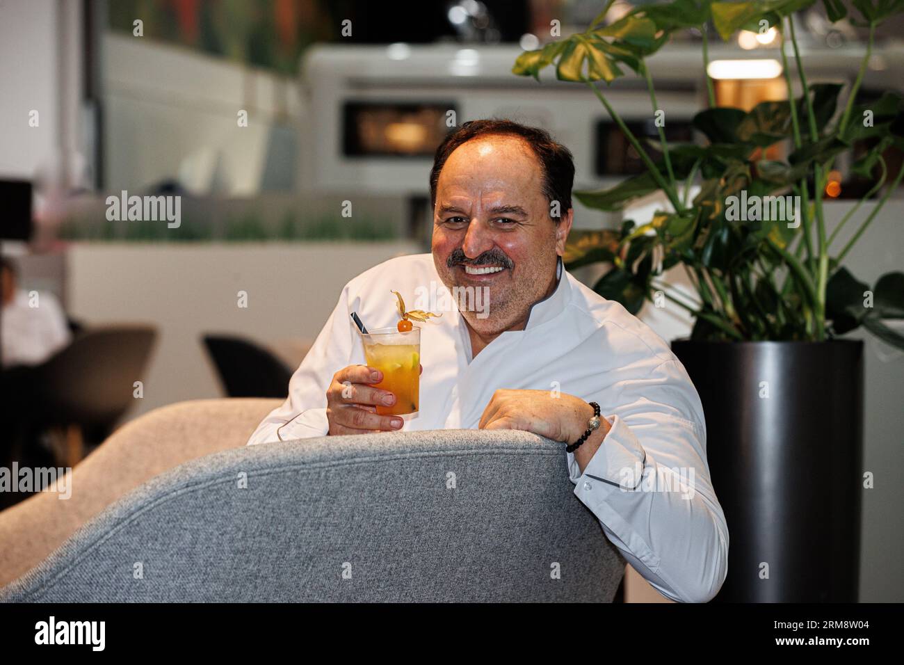 27.08.2023. Düsseldorf. Starkoch Johann Lafer am Stand von Malibu auf der Düsseldorfer Messe Caravan salon 2023. Banque D'Images