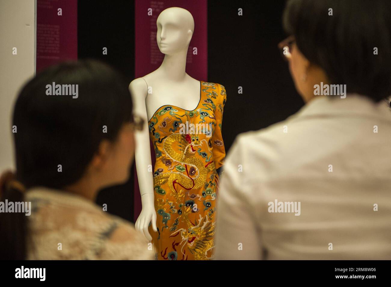 (140427) -- SHENZHEN, 26 avril 2014 (Xinhua) -- les visiteurs regardent une exposition pendant la réflexion du temps - Art de la mode en Chine 1993-2012 à Shenzhen, dans la province du Guangdong du sud de la Chine, le 26 avril 2014. L'exposition, qui présente plus de 100 œuvres créatives de la mode créées par 70 designers chinois au cours des 20 dernières années, est consacrée à présenter le développement global du design de mode chinois et les concepts créatifs. (Xinhua/Mao Siqian)(wyo) CHINA-SHENZHEN-EXHIBITION-ART DE LA MODE (CN) PUBLICATIONxNOTxINxCHN Shenzhen avril 26 2014 XINHUA Visitors View to EXHIBITION pendant la réflexion Banque D'Images