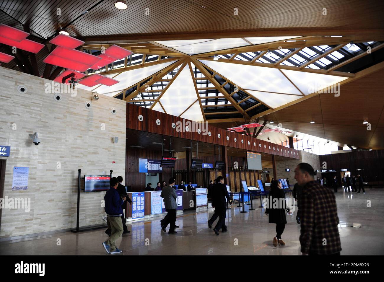 (140428) -- WUHAN, 28 avril 2014 (Xinhua) -- une photo prise le 28 avril 2014 montre le hall des départs de l'aéroport de Hongping à Shennongjia, province du Hubei en Chine centrale. Un essai en vol a eu lieu lundi à l aéroport de Hongping nouvellement construit de Shennongjia, qui doit ouvrir officiellement le 8 mai. L'aéroport, situé à 2 580 mètres au-dessus du niveau de la mer, est le plus haut de son genre en Chine centrale. Au lieu d'un trajet de neuf heures en bus, le trajet entre Wuhan, la capitale provinciale, et Shennongjia sera réduit à 50 minutes en avion une fois l'aéroport en service. (Xinhua/Hao Tongqian) (lmm) CHINA-HUBEI-SHENNO Banque D'Images