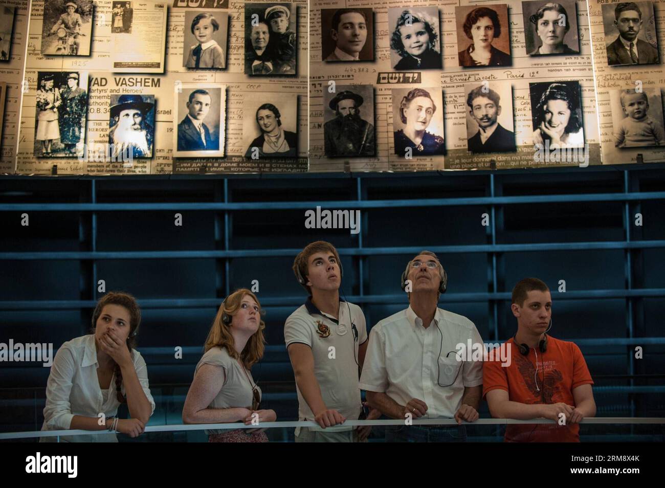 (140428) -- JÉRUSALEM, 28 avril 2014 (Xinhua) -- visite de la salle des noms du musée commémoratif de l'Holocauste Yad Vahsem à Jérusalem, le 28 avril 2014. Du dimanche soir au lundi, Israël a officiellement commémoré les six millions de Juifs assassinés en masse par l'Allemagne nazie à la fin des années 1930 et au début des années 1940 pendant la Seconde Guerre mondiale Lundi matin, le gouvernement israélien a participé à une cérémonie de dépôt de gerbes au musée Yad Vashem où les noms des victimes de l Holocauste ont été récités et une sirène de deux minutes a été entendue dans tout le pays. (Xinhua/Li Rui) MIDEAST-JERUSALEM-YAD VAHSEM-HOLOCAUST REMEM Banque D'Images