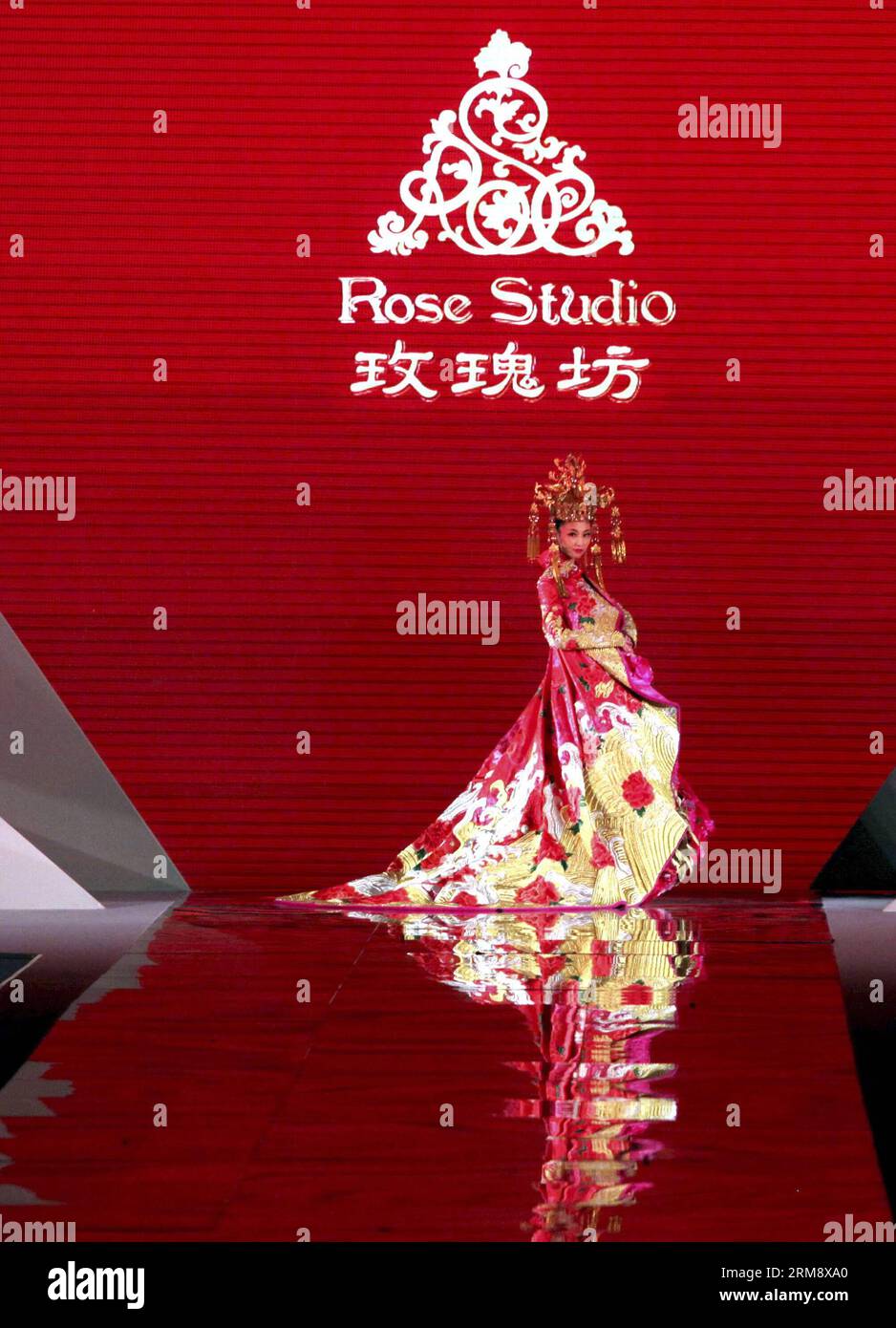 BEIJING, 28 avril 2014 (Xinhua) -- Un mannequin présente une création conçue par Guo Pei, un créateur de mode lauréat des prix de China Fashion Meritorious People, lors de la cérémonie de remise des prix de China Fashion Meritorious People à Shanghai, dans l'est de la Chine, le 28 avril 2014. (Xinhua/Zhuang Yi) (lfj) CHINA-SHANGHAI-FASHION SHOW(CN) PUBLICATIONxNOTxINxCHN Beijing avril 28 2014 XINHUA a Model présente une création conçue par Guo Pei a Fashion Designers remportant les prix des célébrités méritoires de la mode chinoise lors de la cérémonie de remise de prix des célébrités méritoires de la mode chinoise à Shanghai East China en avril Banque D'Images