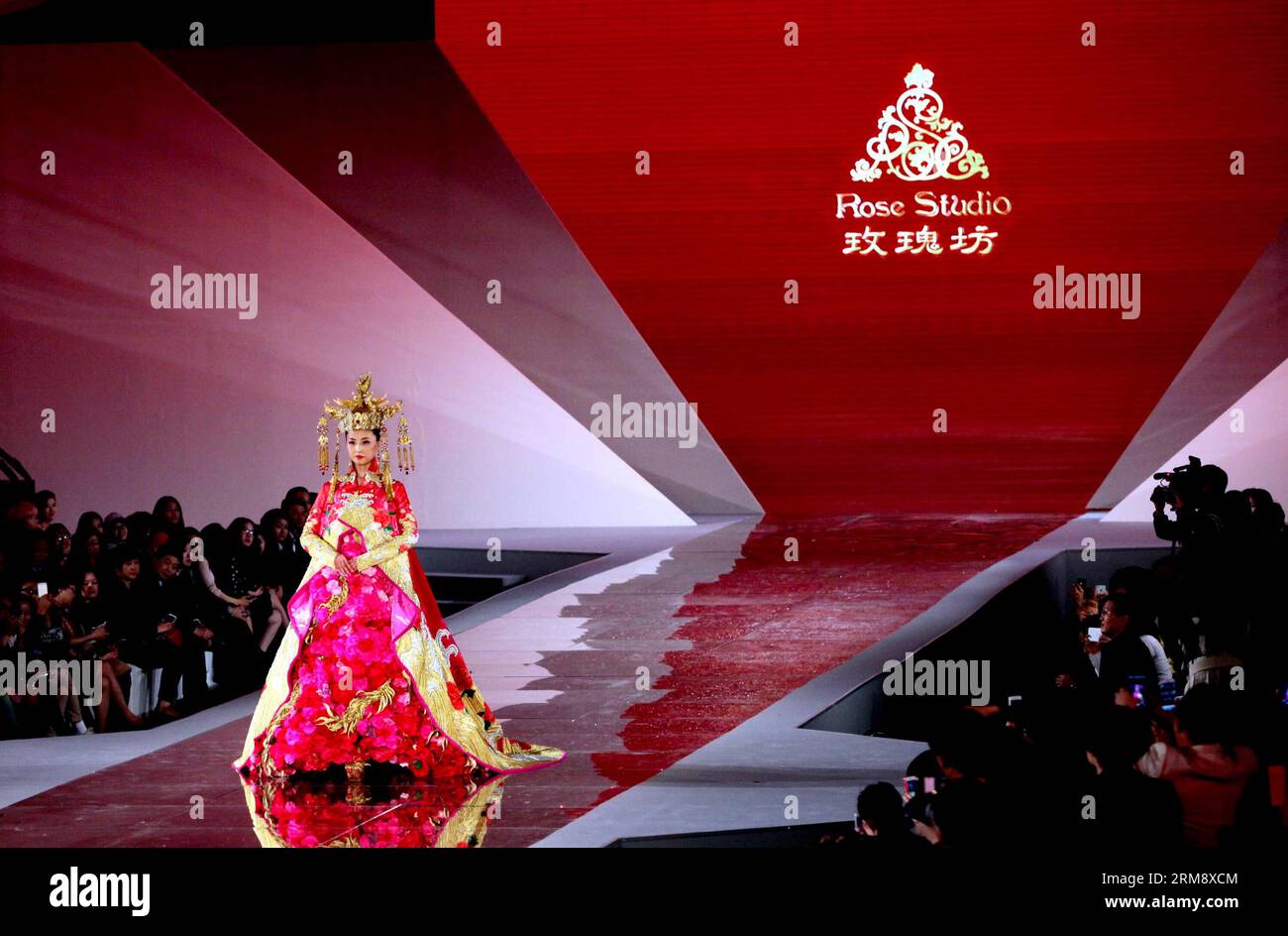 BEIJING, 28 avril 2014 (Xinhua) -- Un mannequin présente une création conçue par Guo Pei, un créateur de mode lauréat des prix de China Fashion Meritorious People, lors de la cérémonie de remise des prix de China Fashion Meritorious People à Shanghai, dans l'est de la Chine, le 28 avril 2014. (Xinhua/Zhuang Yi) (lfj) CHINA-SHANGHAI-FASHION SHOW(CN) PUBLICATIONxNOTxINxCHN Beijing avril 28 2014 XINHUA a Model présente une création conçue par Guo Pei a Fashion Designers remportant les prix des célébrités méritoires de la mode chinoise lors de la cérémonie de remise de prix des célébrités méritoires de la mode chinoise à Shanghai East China en avril Banque D'Images