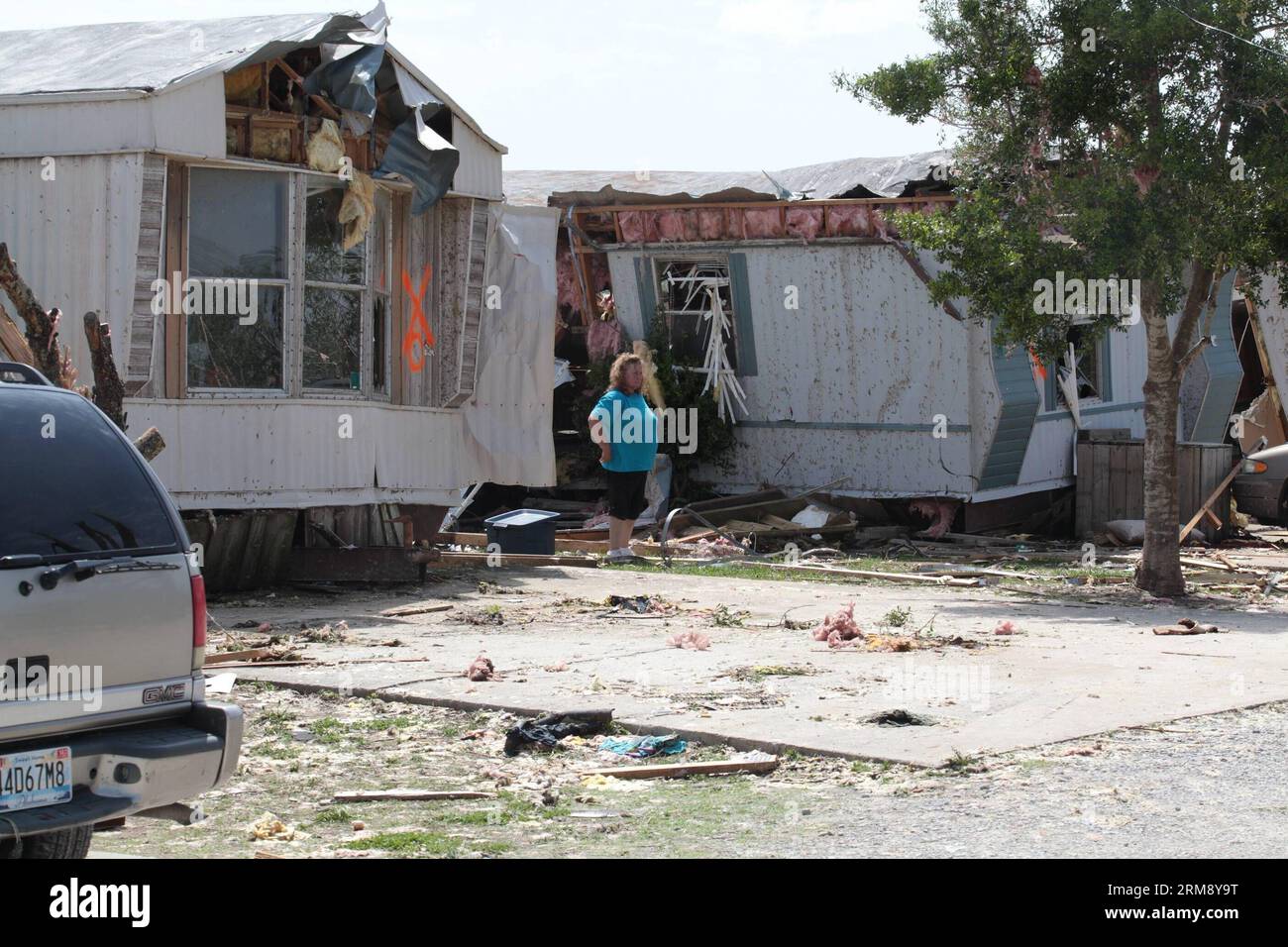 (140429) -- ATHÈNES, 29 avril 2014 (Xinhua) -- Une femme enquête sur les dégâts au Billy Bob Trailer Park à Athènes en Alabama, États-Unis, le 29 avril 2014. Les autorités ont déclaré lundi que 15 personnes ont été tuées dans une série de tornades qui ont déchiré une grande partie du centre et du sud des États-Unis dimanche fin et début lundi, nivelant les maisons, abattant les arbres et réduisant tout sur leurs chemins aux décombres et débris. (Xinhua/Marcus DiPaola) US-OKLAHOMA-ATHENS-TORNADO-DAMAGE PUBLICATIONxNOTxINxCHN Athènes avril 29 2014 XINHUA une femme enquête sur les dégâts AU Billy Bob Trailer Park à Ath Banque D'Images