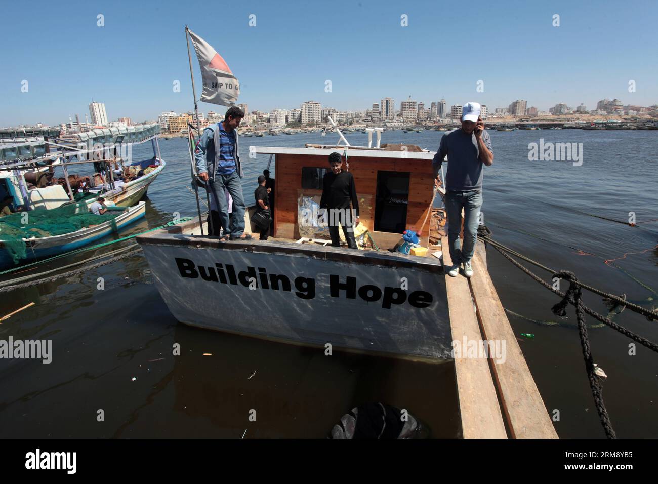 GAZA, 29 avril 2014 (Xinhua) -- des Palestiniens inspectent l'Arche de Gaza, un bateau de protestation construit par des Palestiniens qui s'apprêtait à exécuter le blocus naval israélien, après qu'il ait été endommagé par une explosion dans le port de la ville de Gaza, le 29 avril 2014. Dans les premières heures de mardi matin, les militants de la Coalition de la flottille de la liberté qui sont responsables du bateau Ark de Gaza ont reçu un appel pour quitter le navire parce qu'il allait être attaqué. Quelques minutes plus tard, une grosse explosion secoua le bateau, causant d'importants dommages. (Xinhua/Yasser Qudih) MIDEAST-GAZA-MILITARY PUBLICATIONxNOTxINxCHN Gaza avril 29 Banque D'Images