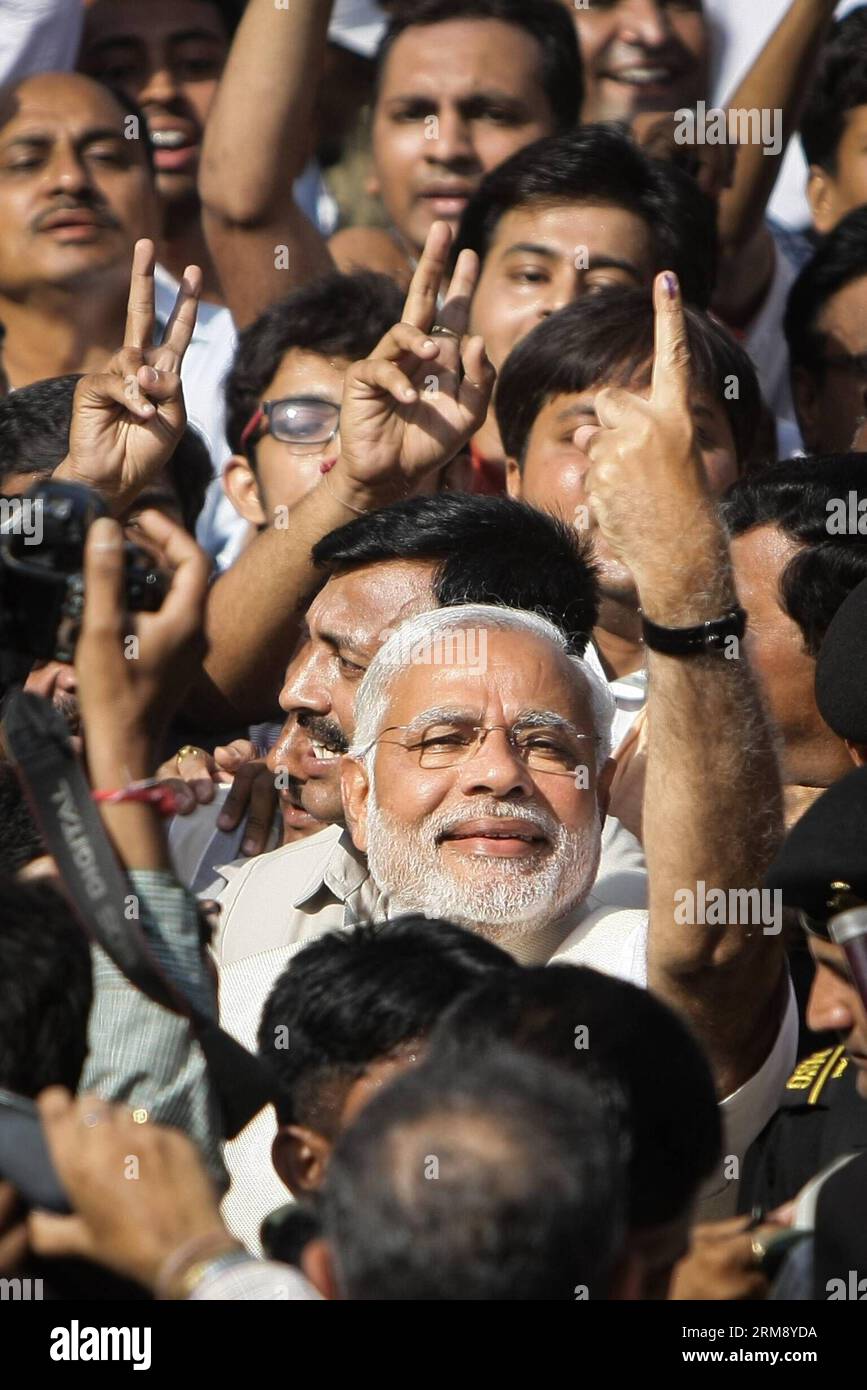 (140430) -- AHMEDABAD, 30 avril 2014 (Xinhua) -- candidat du Parti Bharatiya Janata (BJP) pour les élections générales de 2014 et ministre en chef du Gujrat Narendra Modi montre son doigt marqué après avoir voté à Ahmedabad, capitale du Gujrat, Inde, le 30 avril 2014. Aux élections générales indiennes, le Parti du Congrès cherche à reprendre le pouvoir sous la direction de Rahul Gandhi, le descendant de quatrième génération du puissant clan Nehru-Gandhi de l Inde. Il fait face au candidat du BJP Narendra Modi, qui veut déloger le parti du Congrès après deux mandats successifs. (Xinhua/Zheng Huansong) INDE-AHMEDABAD-ELE Banque D'Images