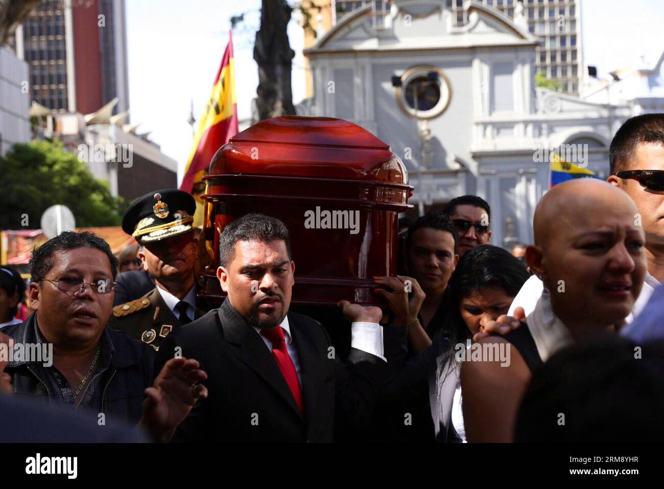 CARACAS, 29 avril 2014 (Xinhua) -- des gens portent le cercueil d'Eliecer Otaiza, conseiller municipal de Caracas Libertador et ancien directeur de la police du renseignement du Venezuela devant le Palais législatif fédéral, à Caracas, Venezuela, le 29 avril 2014. Selon la presse locale, il est prévu que le corps d’enquête scientifique, pénale et criminelle éclaircit les faits de la mort d’Otaiza. (Xinhua/Fausto Torrealba/AVN) (rt)(ql) VENEZUELA-CARACAS-POLITICS-OTAIZA PUBLICATIONxNOTxINxCHN Caracas avril 29 2014 les célébrités de XINHUA portent le cercueil des conseillers éliecers de la Banque D'Images
