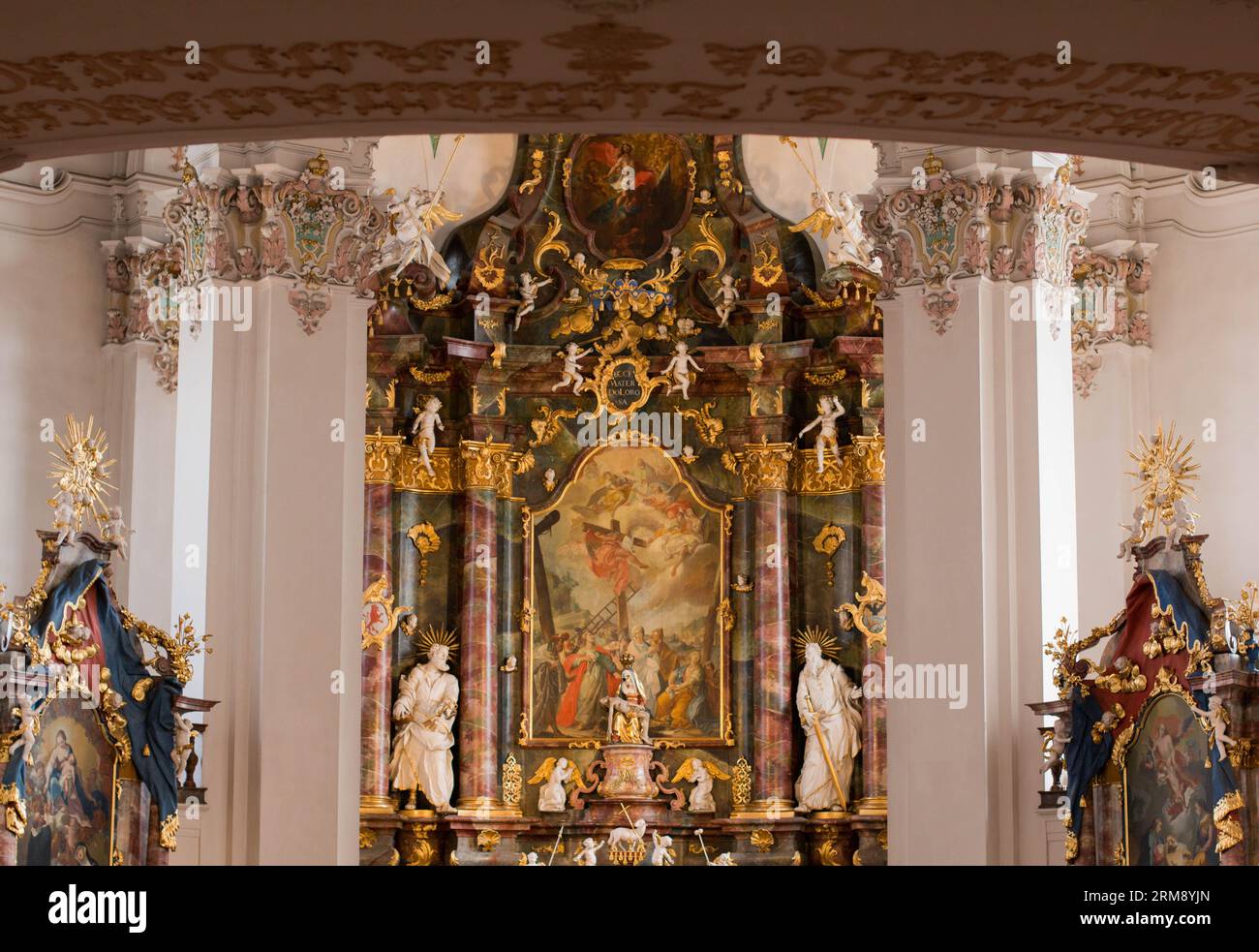 Zwiefalten, Allemagne - 22 juillet 2016 : autel décoré de statues à l'intérieur de l'église baroque notre-Dame dans ce monastère et lieu de pèlerinage Banque D'Images