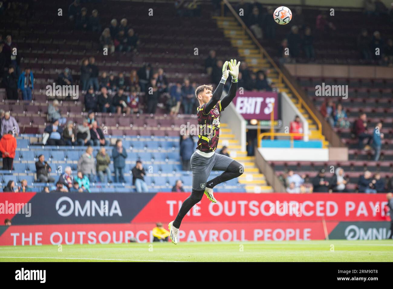 James Trafford #1 (GK) du Burnley FC se réchauffe lors du match de Premier League entre Burnley et Aston Villa à Turf Moor, Burnley le dimanche 27 août 2023. (Photo : Mike Morese | MI News) crédit : MI News & Sport / Alamy Live News Banque D'Images