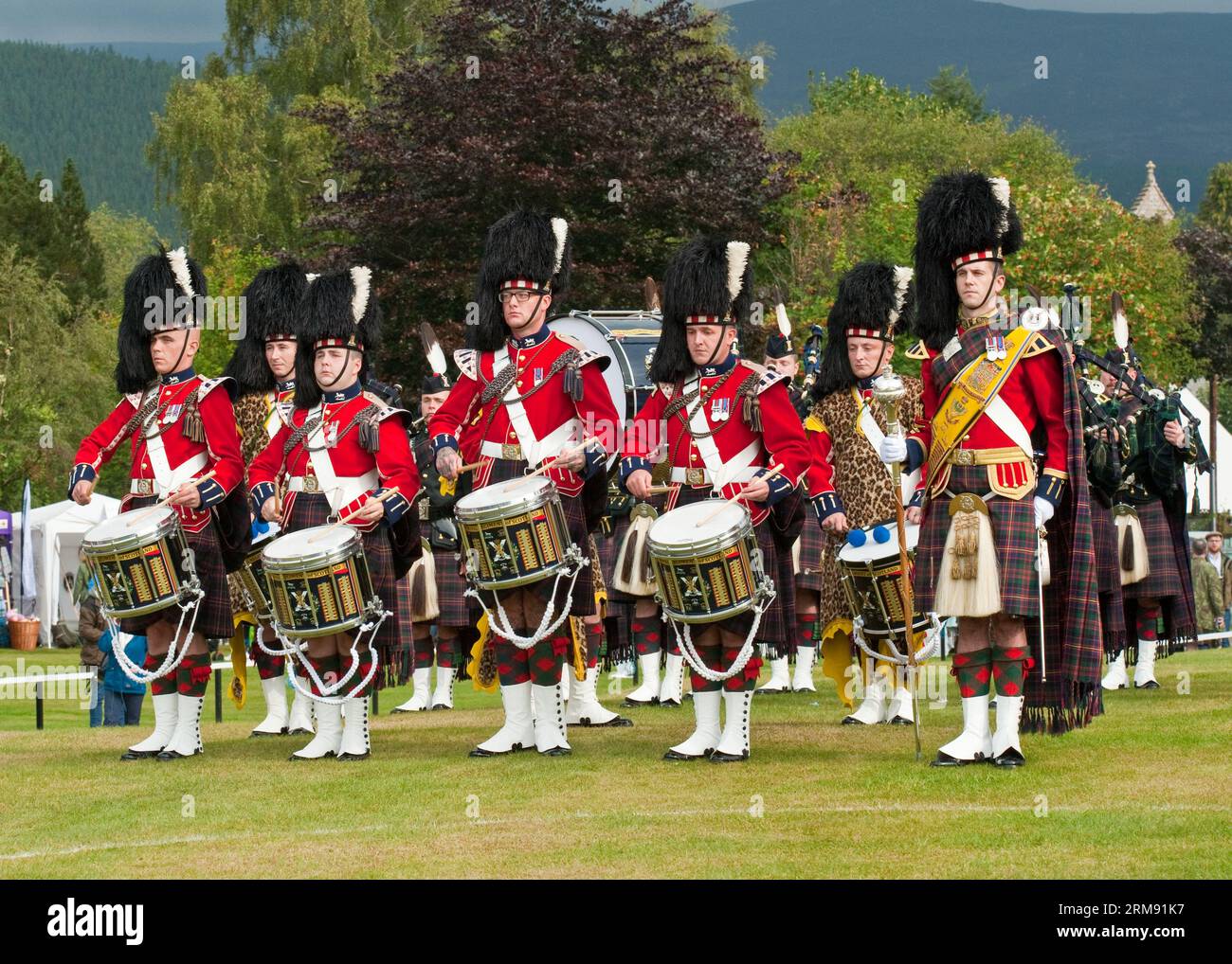 Défilé d'un groupe de pipes écossais au Braemar Gathering, Highland Games. Aberdeenshire Banque D'Images