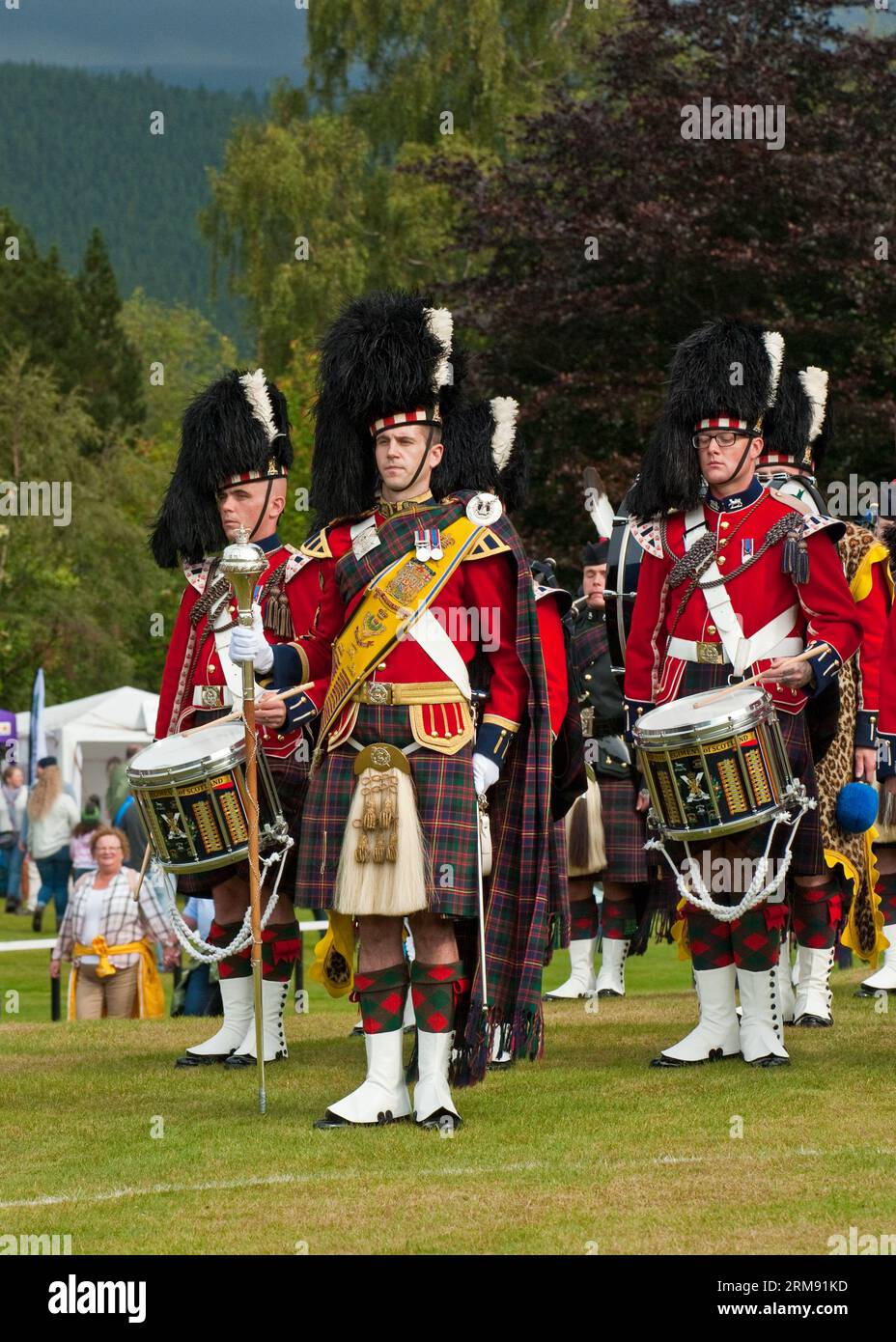 Défilé d'un groupe de pipes écossais au Braemar Gathering, Highland Games. Aberdeenshire Banque D'Images