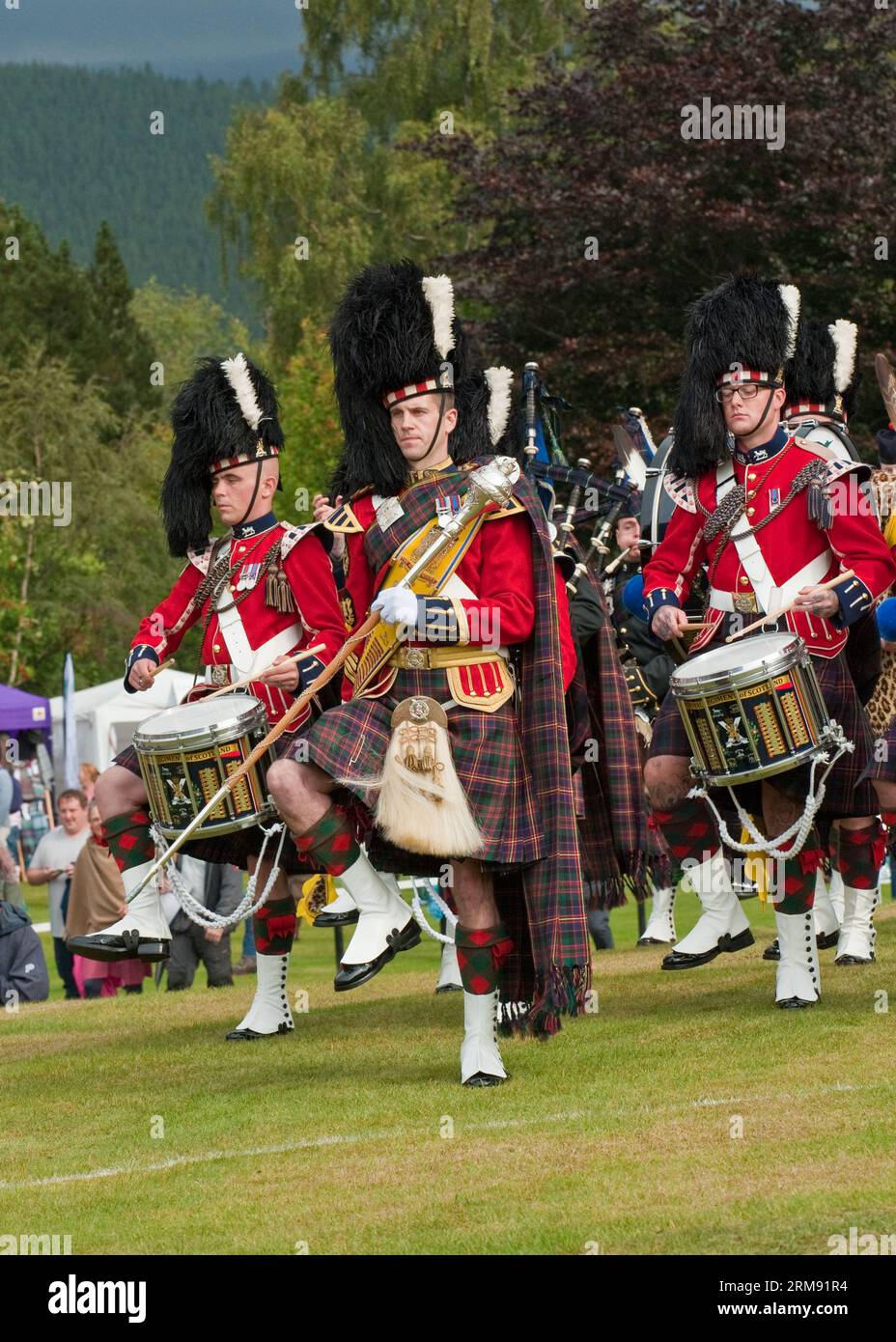 Défilé d'un groupe de pipes écossais au Braemar Gathering, Highland Games. Aberdeenshire Banque D'Images