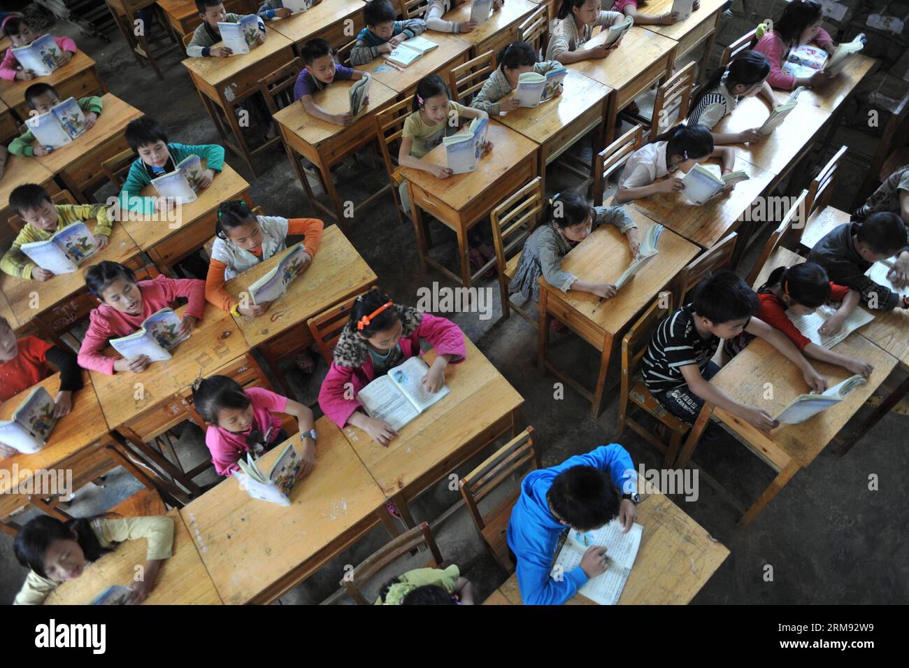 (140505) -- DAHUA, 4 mai 2014 (Xinhua) -- des élèves lisent dans une salle de classe du village de Nongyong, dans le canton de Bansheng, dans le comté autonome de Dahua Yao, dans la ville de Hechi, dans la région autonome de Guangxi Zhuang, dans le sud de la Chine, le 4 mai 2014. La région prévoit de verser plus de 100 milliards de yuans (16 milliards de dollars américains) pour construire et agrandir plus de 1 000 écoles de 2014 à 2017. (Xinhua/Huang Xiaobang) (lfj) CHINA-GUANGXI-EDUCATION (CN) PUBLICATIONxNOTxINxCHN Dahua Mai 4 2014 élèves de XINHUA Lire dans une salle de classe dans le village de Township dans le comté autonome de Dahua Yao dans la ville sud de la Chine S Guangxi Zhuang région autonome M Banque D'Images