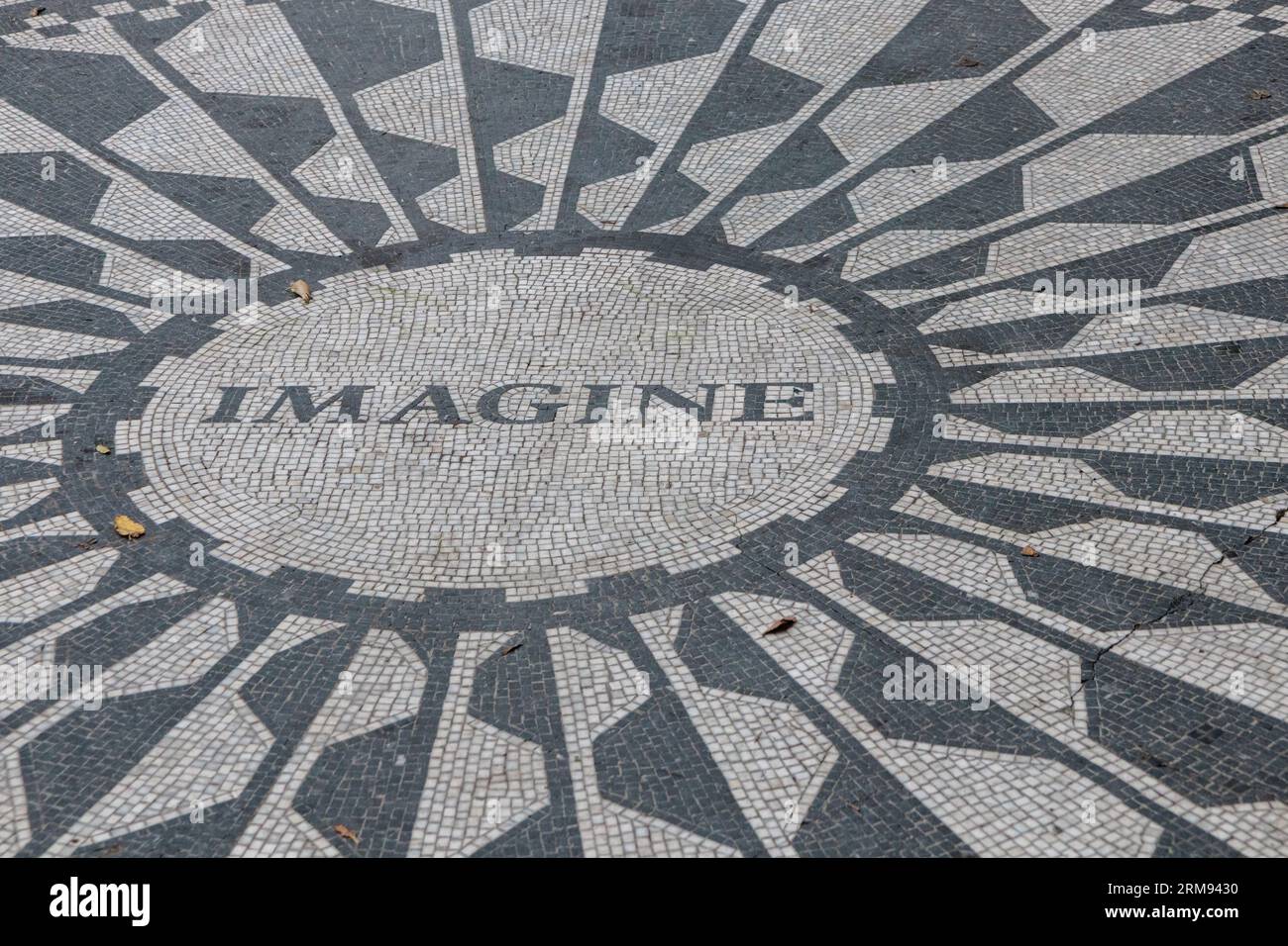 La légende 'imagine' sur la mosaïque commémorative de Strawberry Fields John Lennon, Central Park, New York, États-Unis Banque D'Images