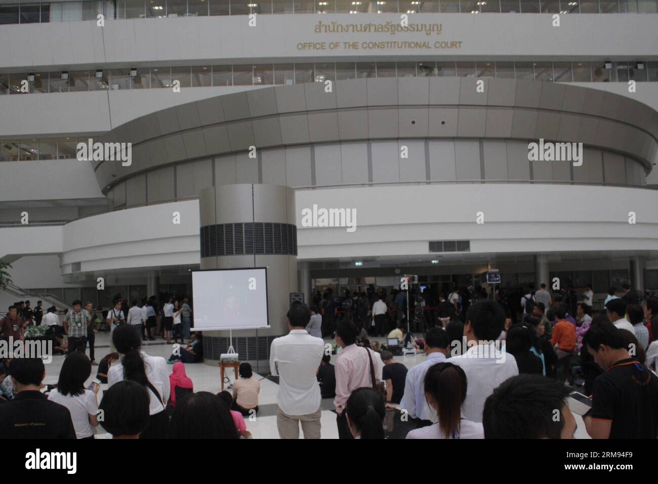 (140507) -- BANGKOK, 7 mai 2014 (Xinhua) -- des thaïlandais attendent devant la Cour constitutionnelle des nouvelles sur l'affaire d'abus de pouvoir de Yingluck à Bangkok, Thaïlande, le 7 mai 2014. La Cour constitutionnelle de Thaïlande a statué mercredi que le statut de Premier ministre de Yingluck Shinawatra a été mis fin pour abus de pouvoir dans un transfert de personnel en 2011. (Xinhua/Rachen Sageamsak) (srb) THAÏLANDE-BANGKOK-COUR CONSTITUTIONNELLE-YINGLUCK-DESTITUTION PUBLICATIONxNOTxINxCHN Bangkok Mai 7 2014 des célébrités thaïlandaises DE XINHUA attendent devant la Cour constitutionnelle des nouvelles SUR Yingluck S abus de pouvoir affaire dans le pays thaïlandais de Bangkok Banque D'Images