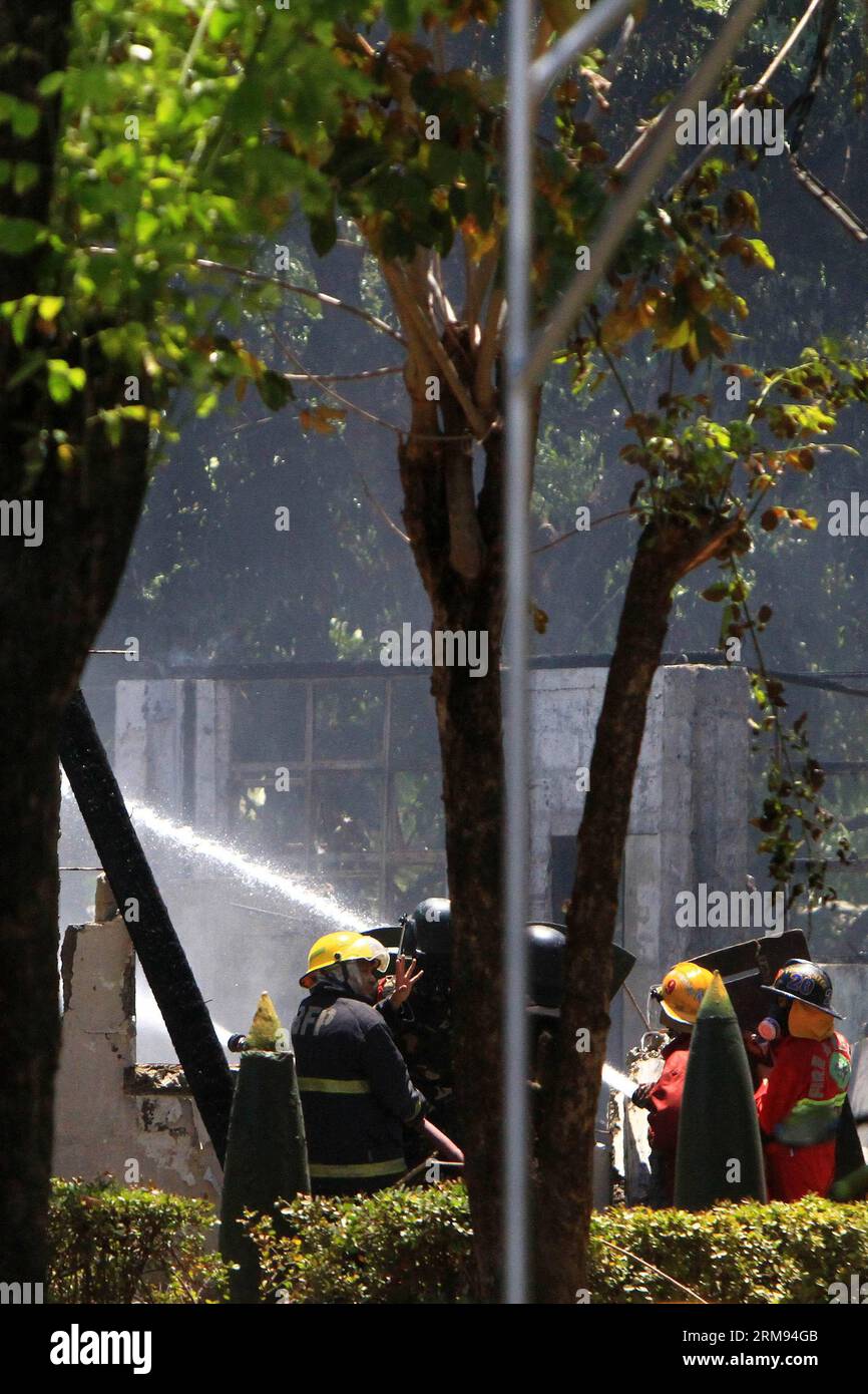 (140507) -- TAGUIG, 7 mai 2014 (Xinhua) -- les pompiers tentent d'éteindre un incendie après une puissante explosion qui a secoué le bâtiment de la Division des explosifs et des munitions (EOD) de l'armée philippine à l'intérieur du fort Bonifacio à Taguig, Philippines, le 7 mai 2014. Environ 16 personnes, y compris des soldats et des pompiers, ont été blessées dans l'explosion. (Xinhua/Rouelle Umali) PHILIPPINES-QUARTIER GÉNÉRAL DE L'ARMÉE DE LA VILLE DE TAGUIG-BLAST PUBLICATIONxNOTxINxCHN Taguig City Mai 7 2014 les pompiers DE XINHUA tentent d'éteindre un incendie après une puissante explosion Thatcher a secoué l'Armée philippine S explosifs et Ordnance Divi Banque D'Images