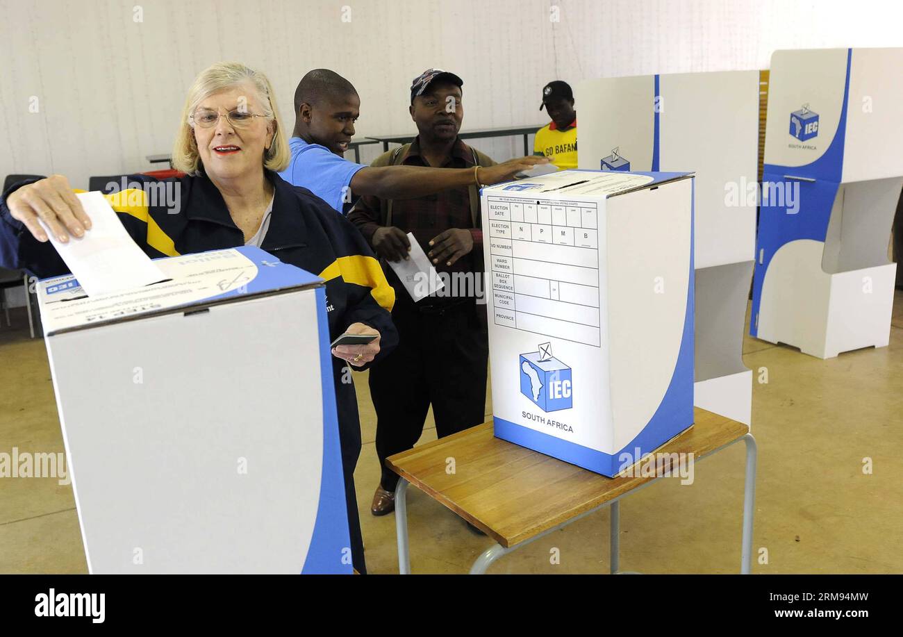 (140507) -- PRETORIA, 7 mai 2014 (Xinhua) -- les électeurs ont voté dans un bureau de vote à Pretoria, Afrique du Sud, le 7 mai 2014. Les cinquièmes élections en Afrique du Sud depuis 1994 ont commencé en douceur mercredi, mais avec quelques pépins, ont déclaré les autorités. (Xinhua/Li Qihua) AFRIQUE DU SUD-PRETORIA-ELECTION-VOTE PUBLICATIONxNOTxINxCHN Pretoria Mai 7 2014 les électeurs de XINHUA ont déposé leurs bulletins de vote À un bureau de vote à Pretoria Afrique du Sud Mai 7 2014 Afrique du Sud S les cinquièmes élections depuis 1994 ont commencé sans heurts mercredi, mais avec quelques problèmes les autorités ont déclaré que XINHUA a quitté l'Afrique du Sud Pretoria ÉLUE Banque D'Images