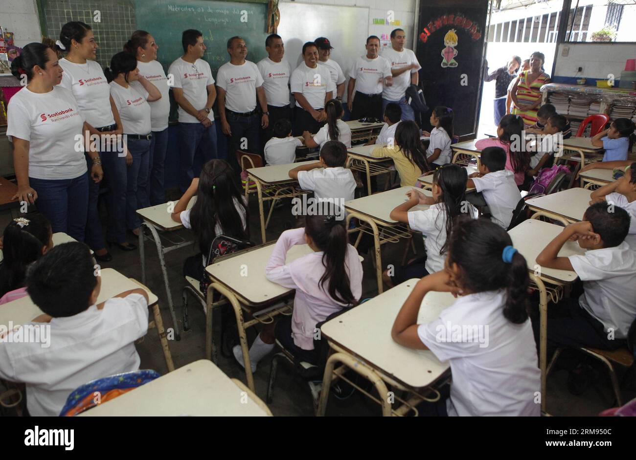Des bénévoles d’une agence bancaire participent à une livraison de sacs à dos aux enfants d’une institution éducative, dans le cadre d’une initiative visant à contribuer au processus éducatif dans la municipalité d’Izalco, dans le département de Sonsonate, à 65 km à l’ouest de San Salvador, capitale du Salvador, le 7 mai 2014. (Xinhua/Oscar Rivera) (rt) EL SALVADOR-IZALCO-SOCIETY-VOLUNTEERS PUBLICATIONxNOTxINxCHN les volontaires d'une agence bancaire participent à une livraison de sac à dos aux enfants de l'institution éducative dans le cadre de l'Initiative pour contribuer au processus d'éducation dans la municipalité dans le Depar Banque D'Images