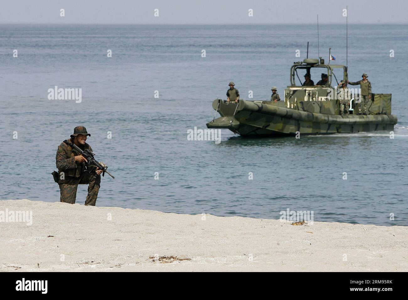 (140509) -- PROVINCE DE ZAMBALES, 9 mai 2014 (Xinhua) -- des soldats participent à l'exercice d'entraînement au RAID nautique dans le cadre de l'exercice militaire américano-philippin baptisé Balikatan au commandement de l'éducation et de la formation navales dans la province de Zambales, Philippines, le 9 mai 2014. Le 30e exercice militaire conjoint annuel baptisé Balikatan implique 3 000 soldats philippins et 2 500 soldats américains. (Xinhua/Rouelle Umali)(ql) PHILIPPINES-PROVINCE DE ZAMBALES-EXERCICE D'ENTRAÎNEMENT au RAID de BATEAUX MILITAIRES PUBLICATIONxNOTxINxCHN province de Zambales Mai 9 2014 des soldats XINHUA participent à l'entraînement au RAID de bateaux EXERCI Banque D'Images